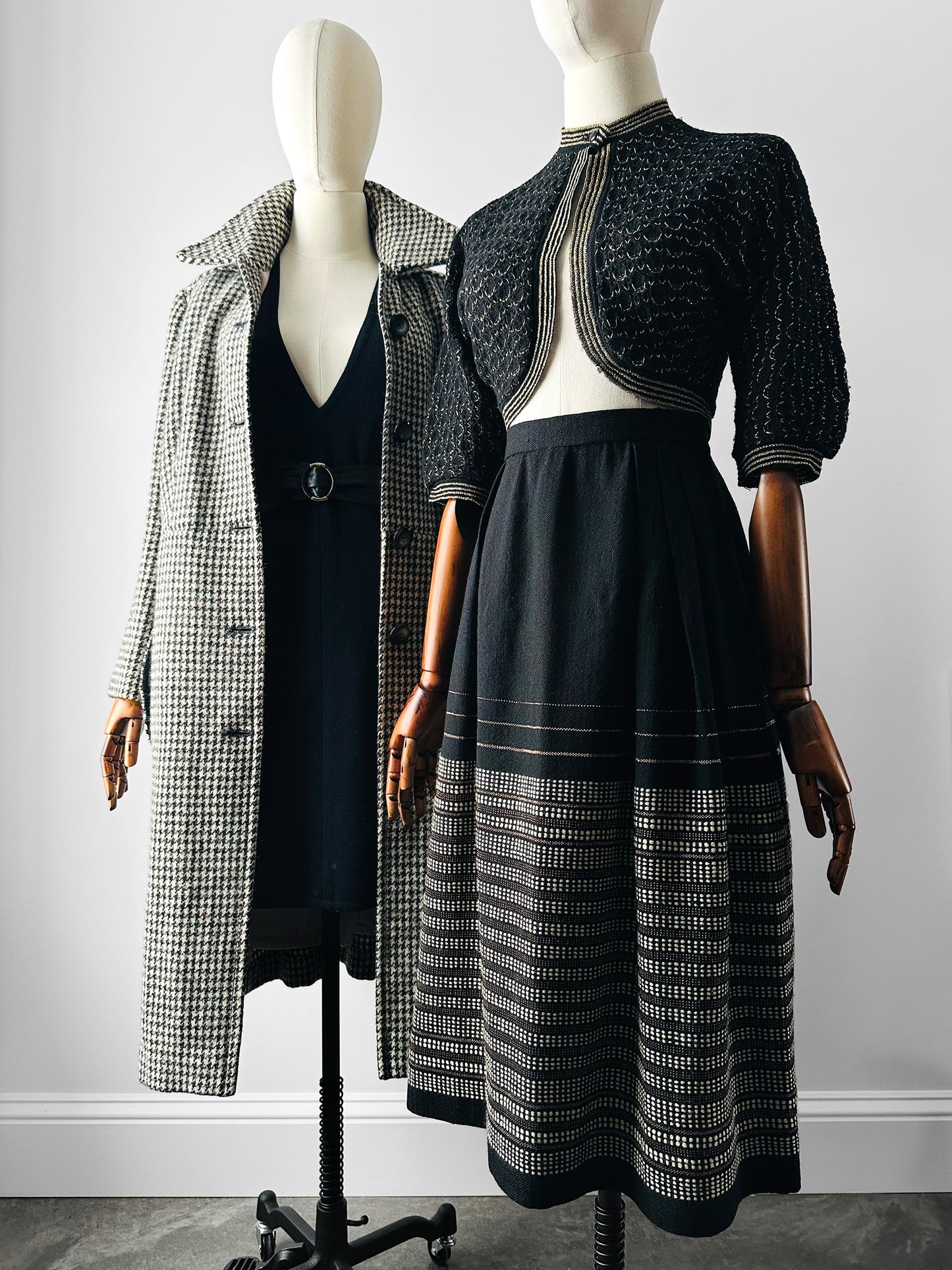 1950s - 1960s Handwoven Black White and Rose Gold Sandusky Weavers Woven Wool Mixed Textile Skirt - Sz. XS/S