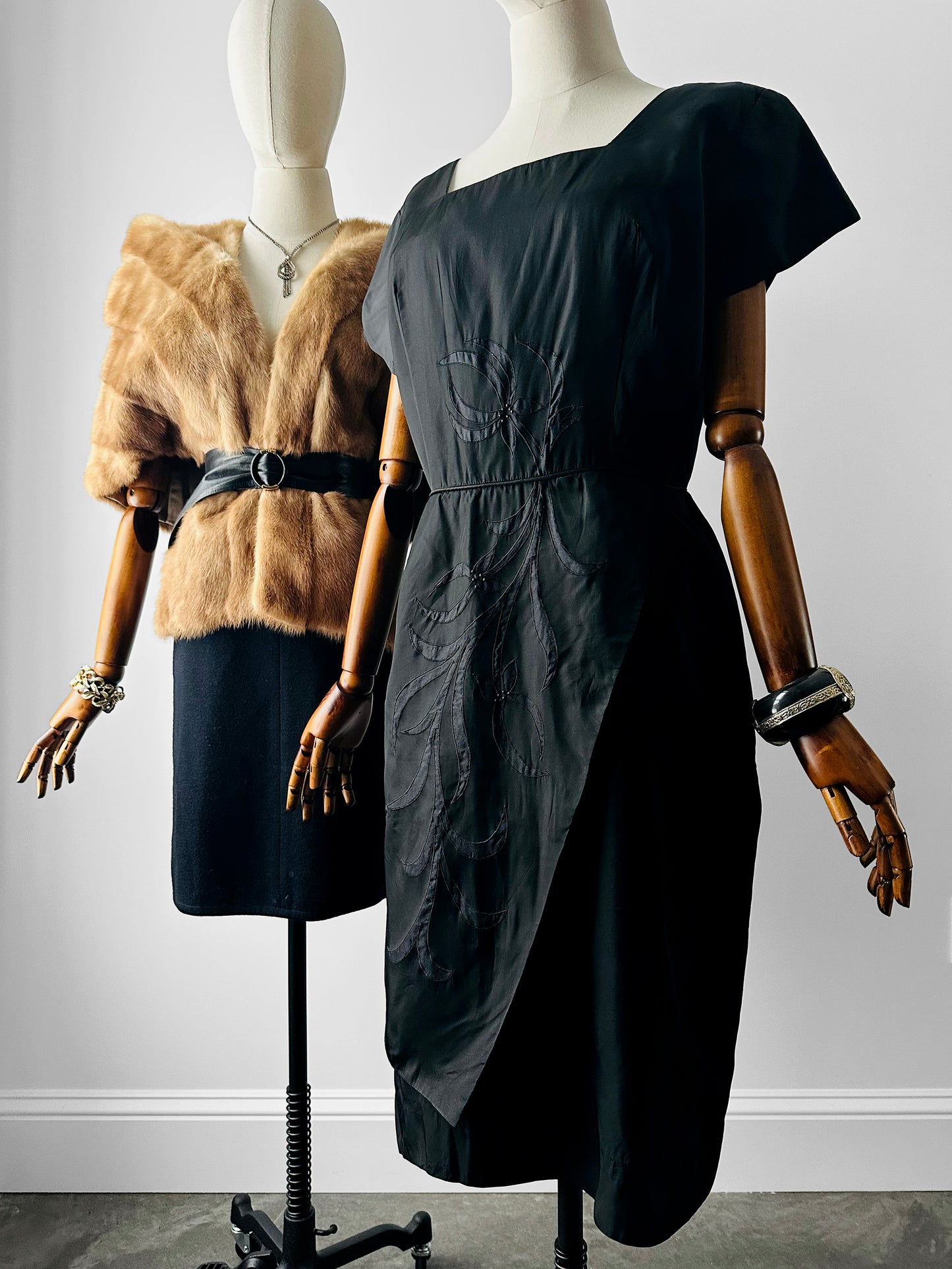 1950s Black Beaded Silk Taffeta Appliqué Detail Cocktail Dress - Sz. M/L