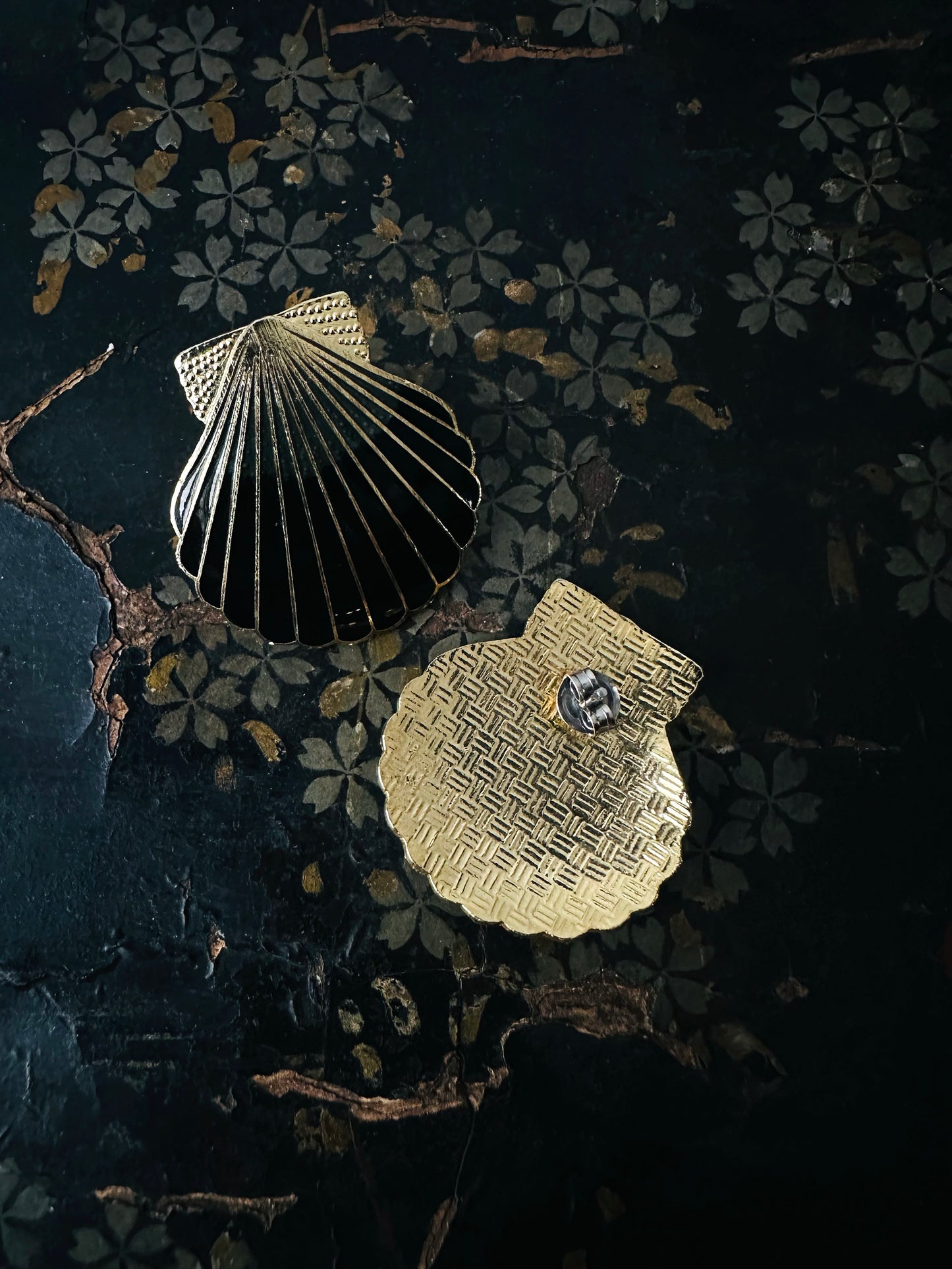 1980s Gold-toned Black Enamel Scallop Shell Post Earrings