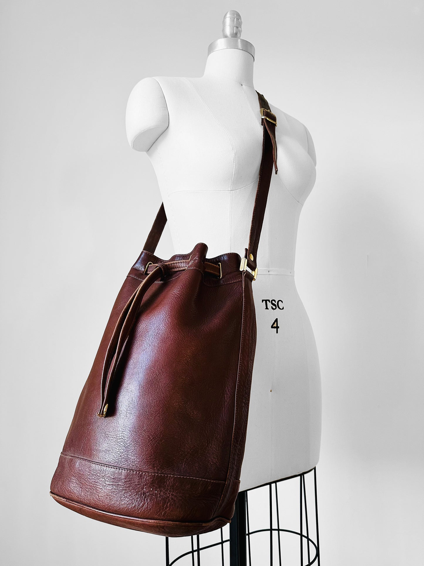 1970s Saddle Brown Buttery Soft Leather Cinch Top Bucket Crossbody Bag