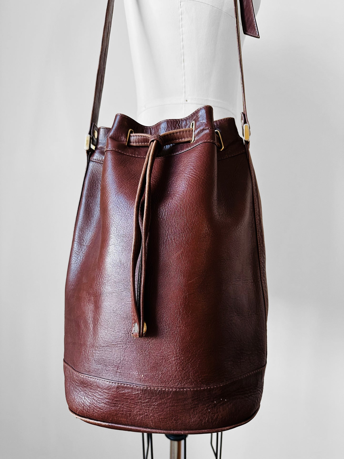 1970s Saddle Brown Buttery Soft Leather Cinch Top Bucket Crossbody Bag