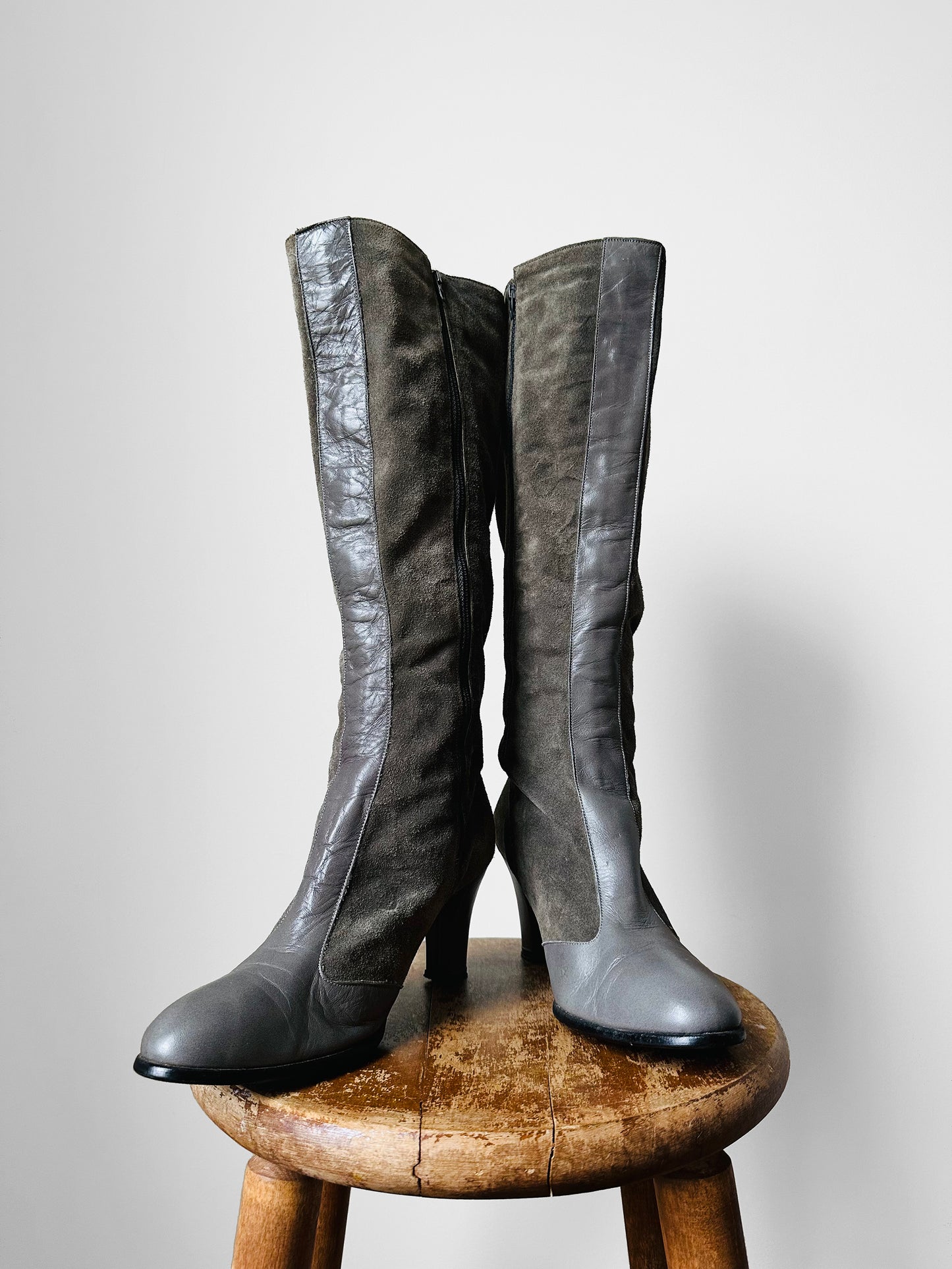 1970s - 1980s Grey Leather Zip Up Knee-High Heeled Boots