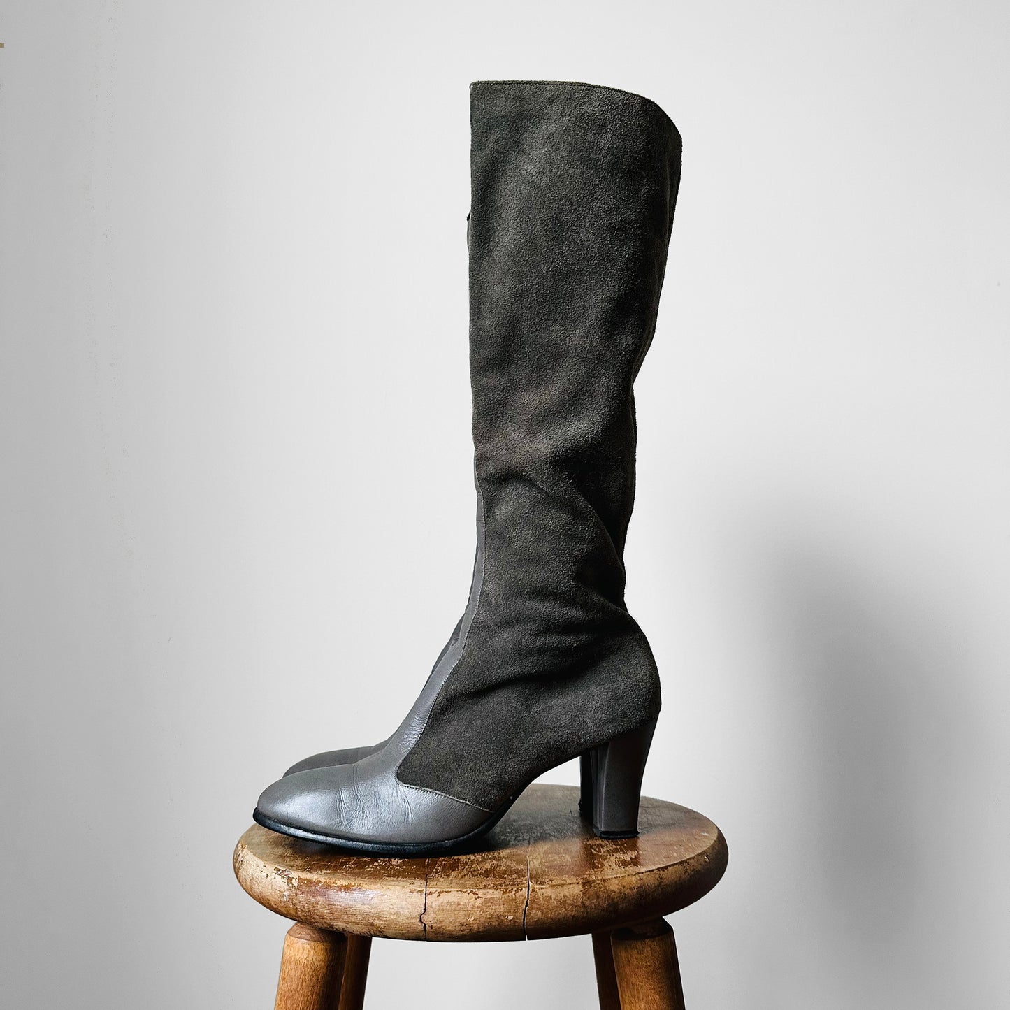 1970s - 1980s Grey Leather Zip Up Knee-High Heeled Boots