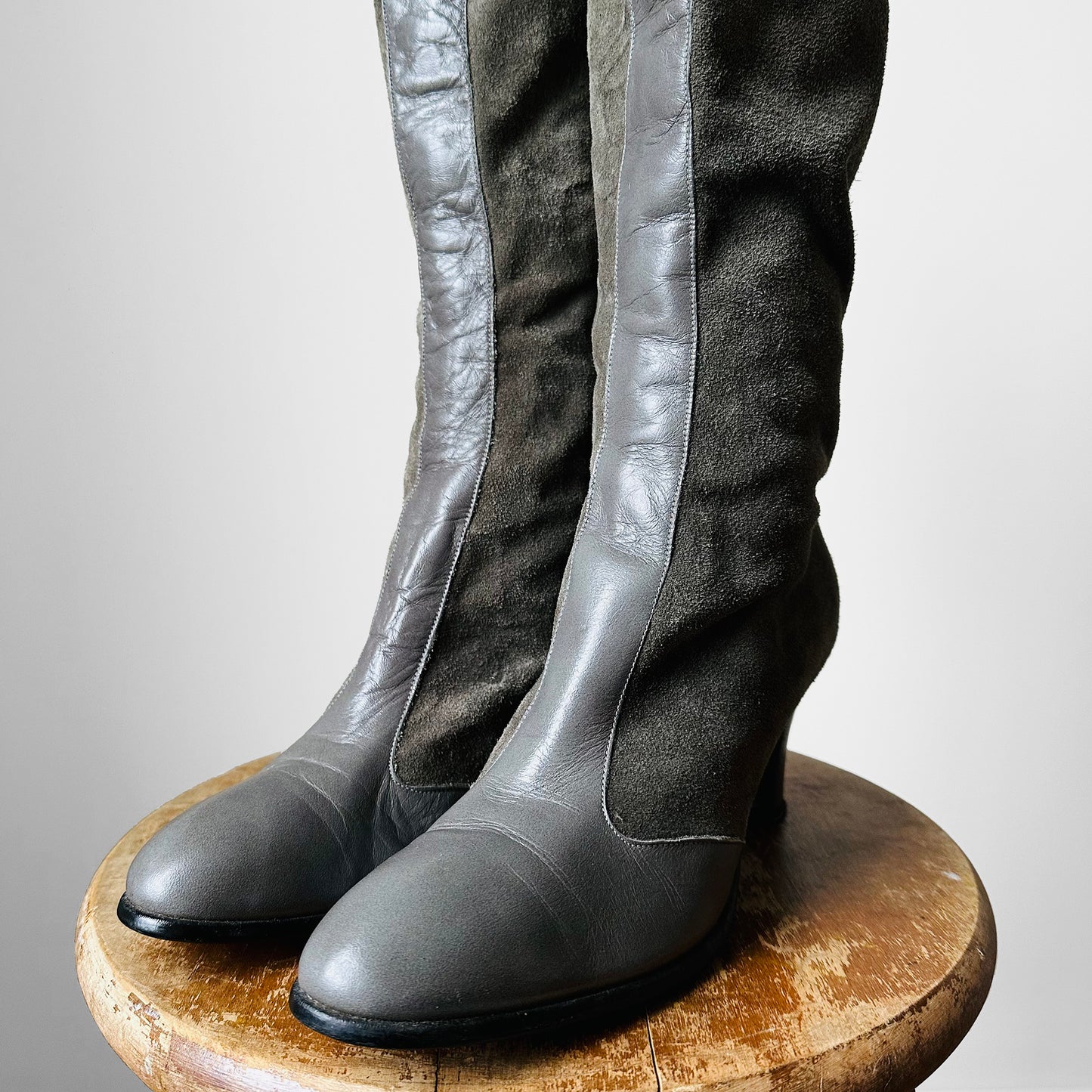 1970s - 1980s Grey Leather Zip Up Knee-High Heeled Boots