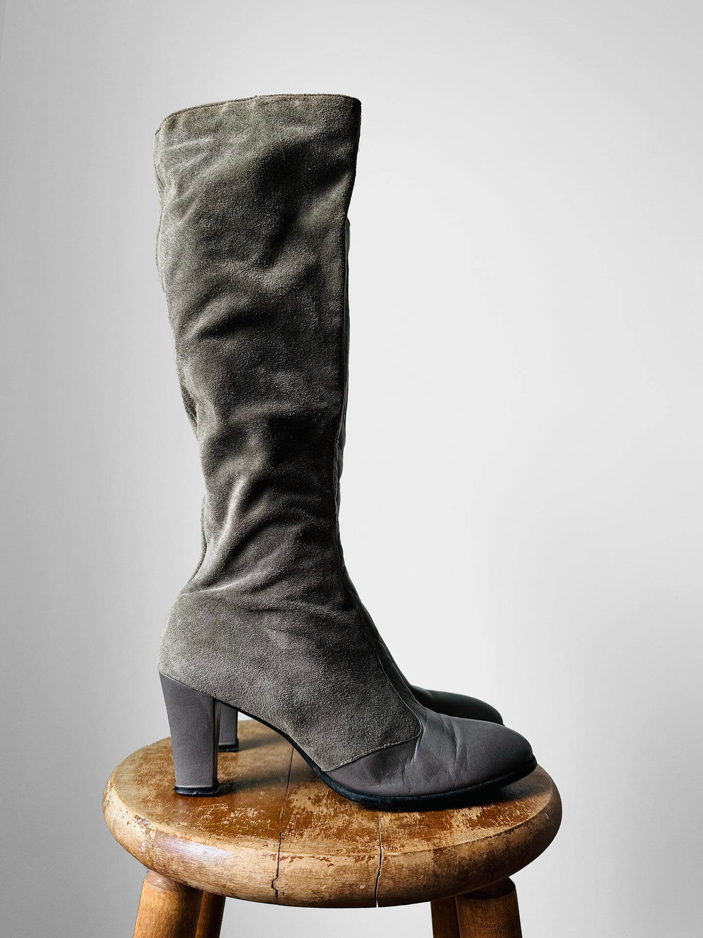 1970s - 1980s Grey Leather Zip Up Knee-High Heeled Boots