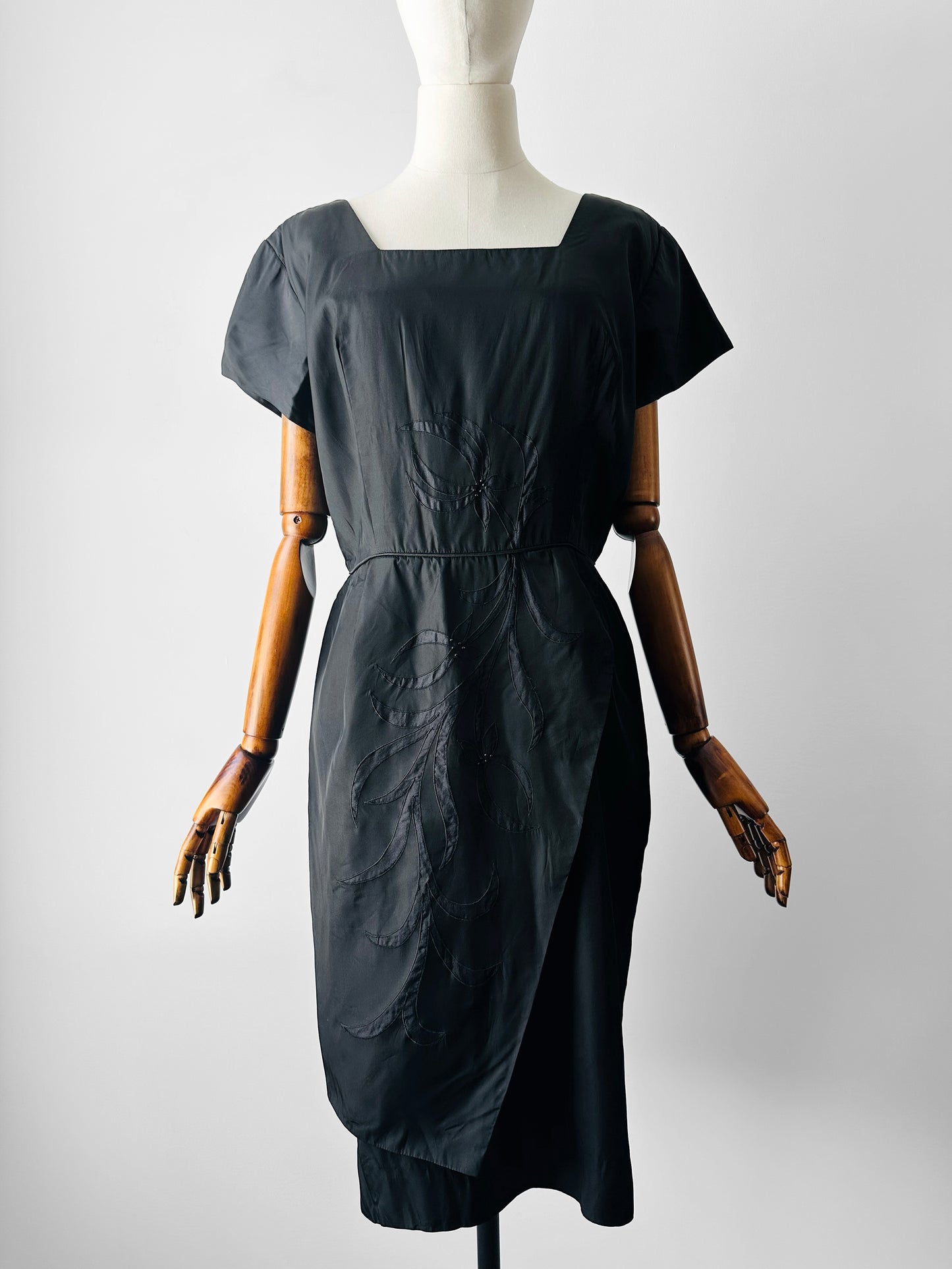 1950s Black Beaded Silk Taffeta Appliqué Detail Cocktail Dress - Sz. M/L