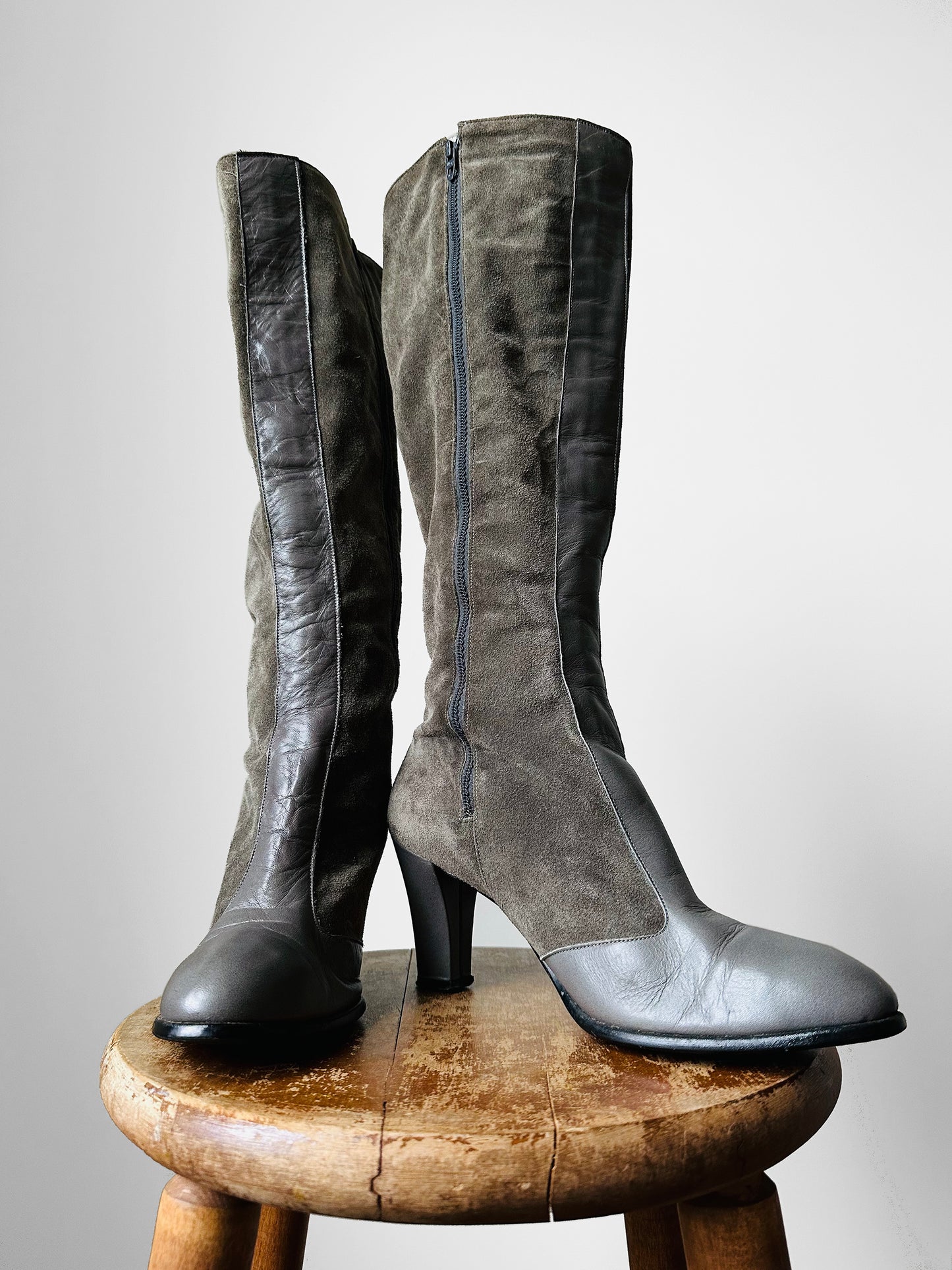 1970s - 1980s Grey Leather Zip Up Knee-High Heeled Boots