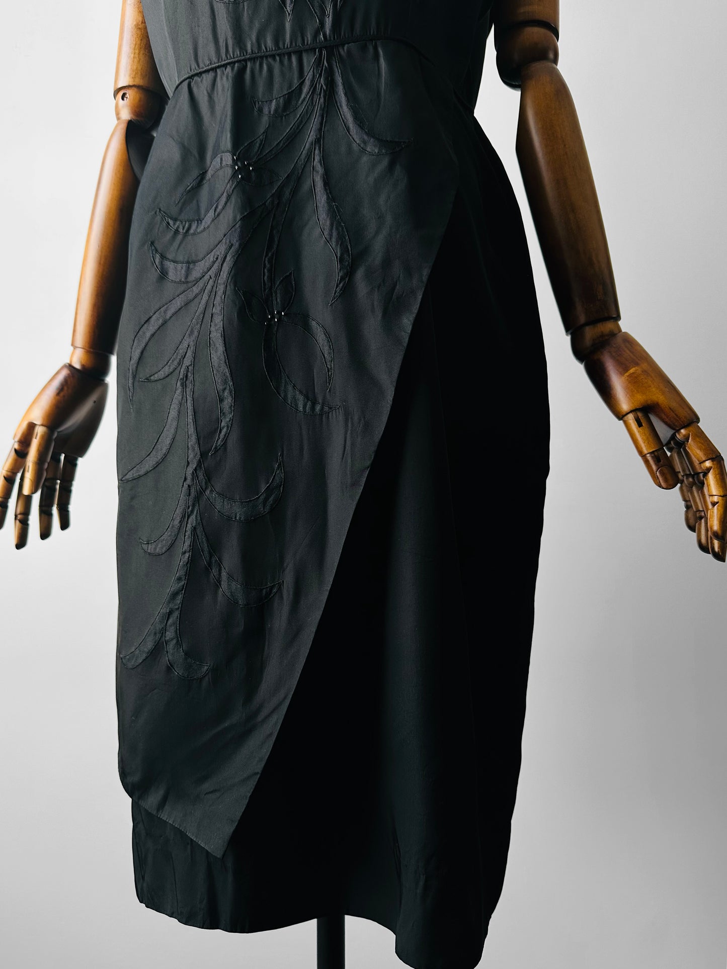 1950s Black Beaded Silk Taffeta Appliqué Detail Cocktail Dress - Sz. M/L