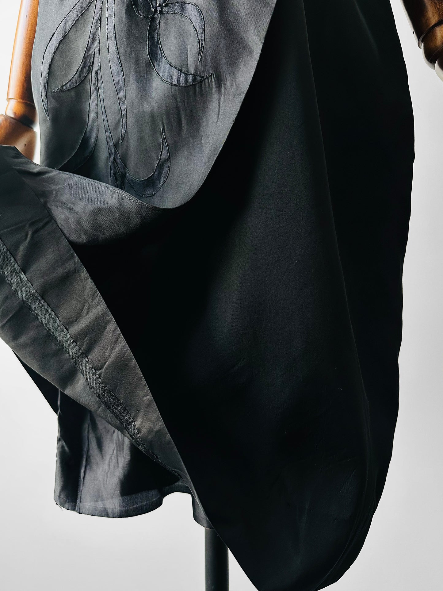 1950s Black Beaded Silk Taffeta Appliqué Detail Cocktail Dress - Sz. M/L