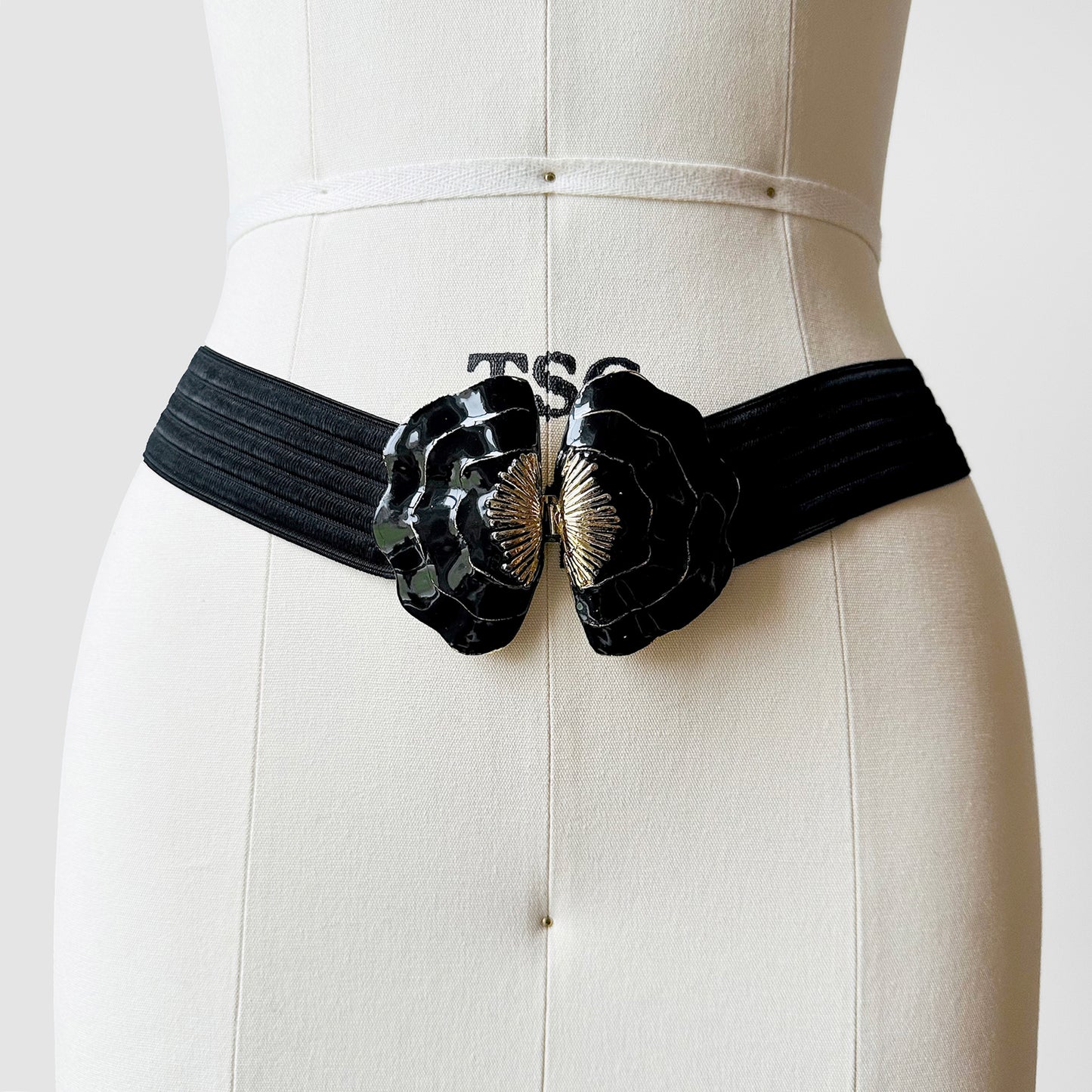 1980s Black Stretch Waist Adjustable Enamelled Metal Flower Buckle Belt - Sz. 30 - 34 inch