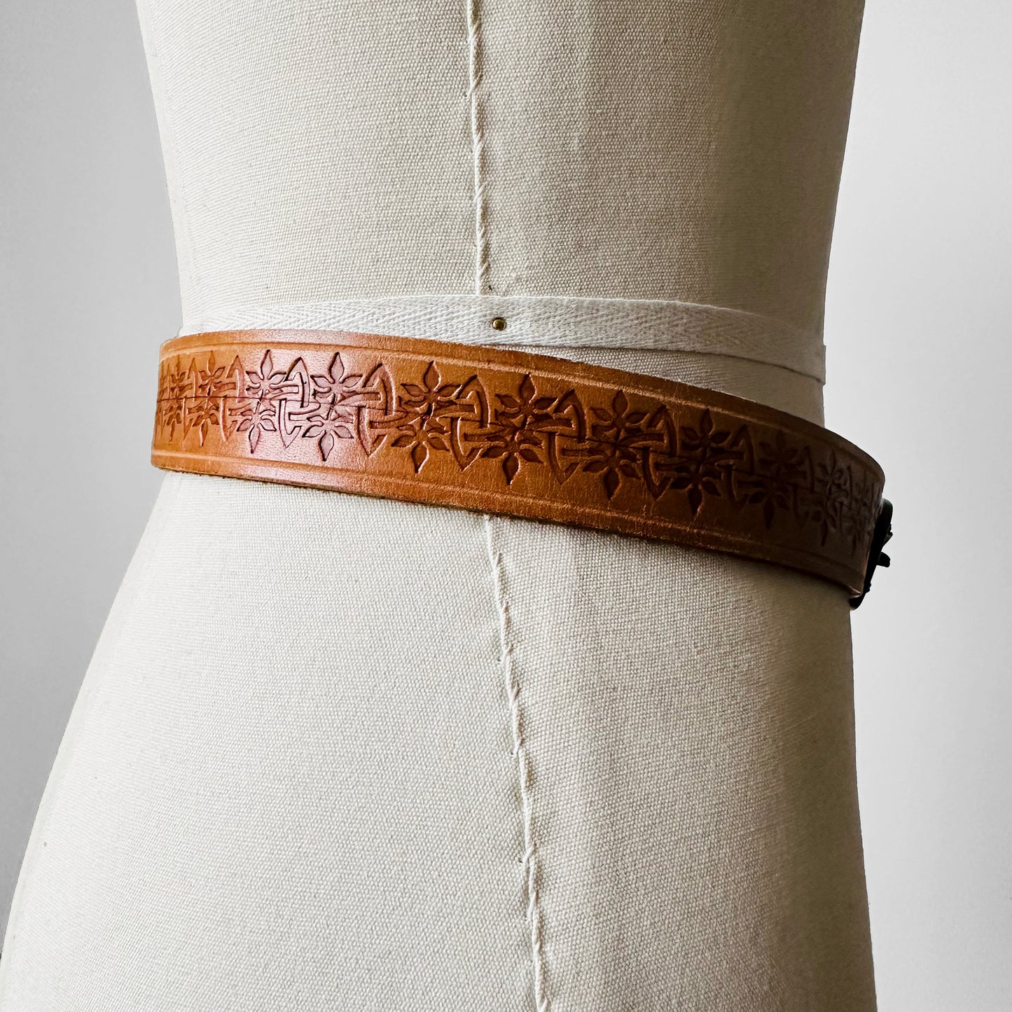 1970s Tan Enamelled Buckle Eagle Buckle Tooled Leather Belt - 28 - 40 Waist