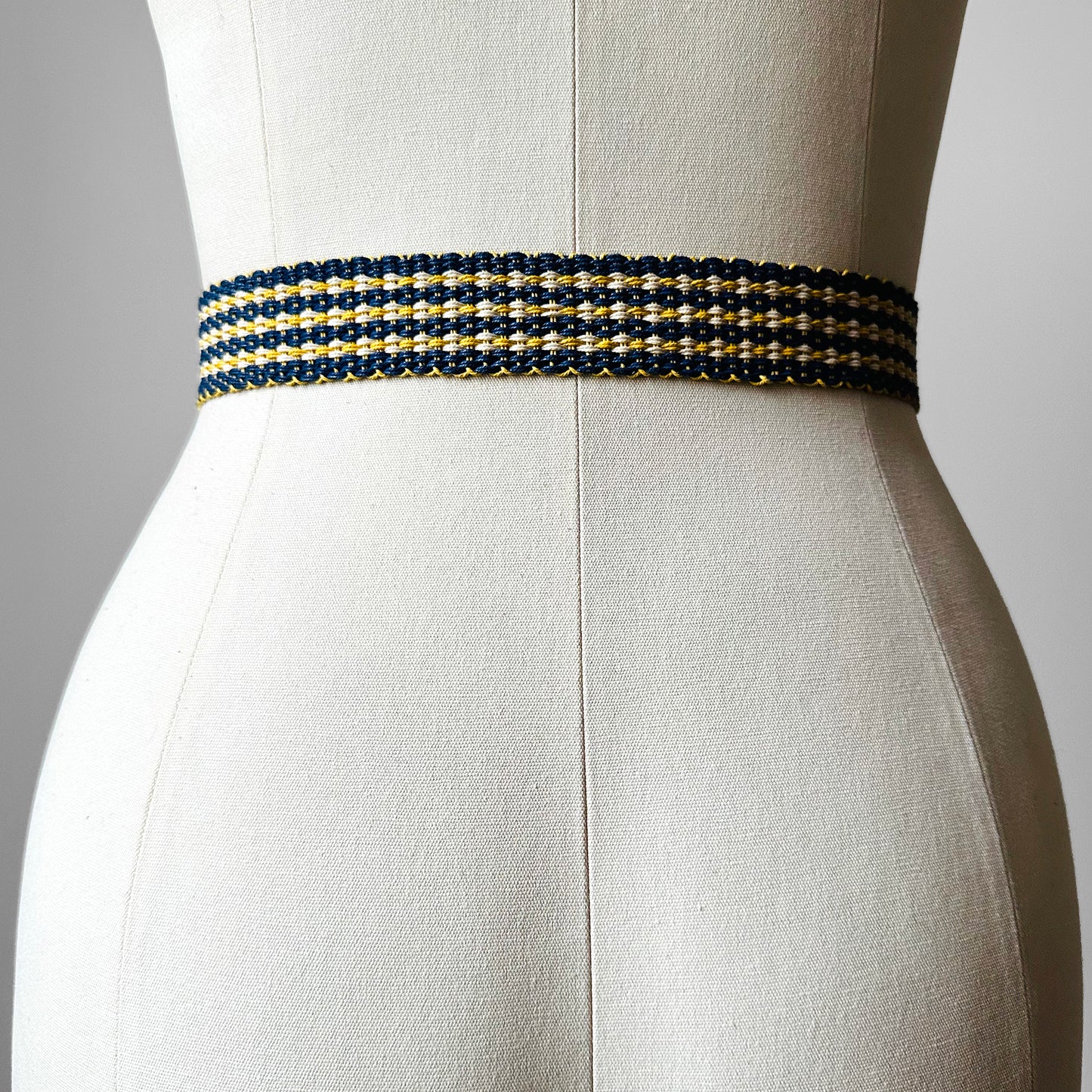1960s Two-Tone Woven Amber Lucite Circle Buckle Braided Slip Belt - Waist 24