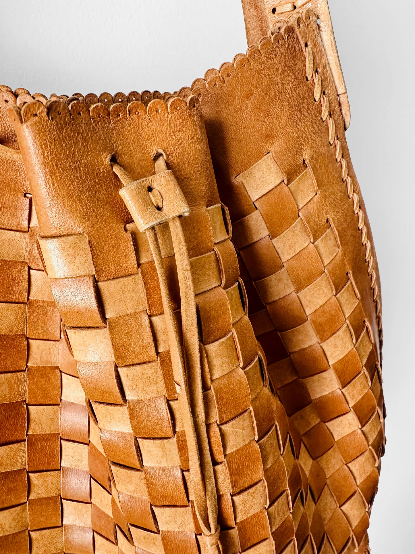 Vintage 1970s Tan Buttery Soft Basketweave Style Leather Drawstring Shoulder Bag