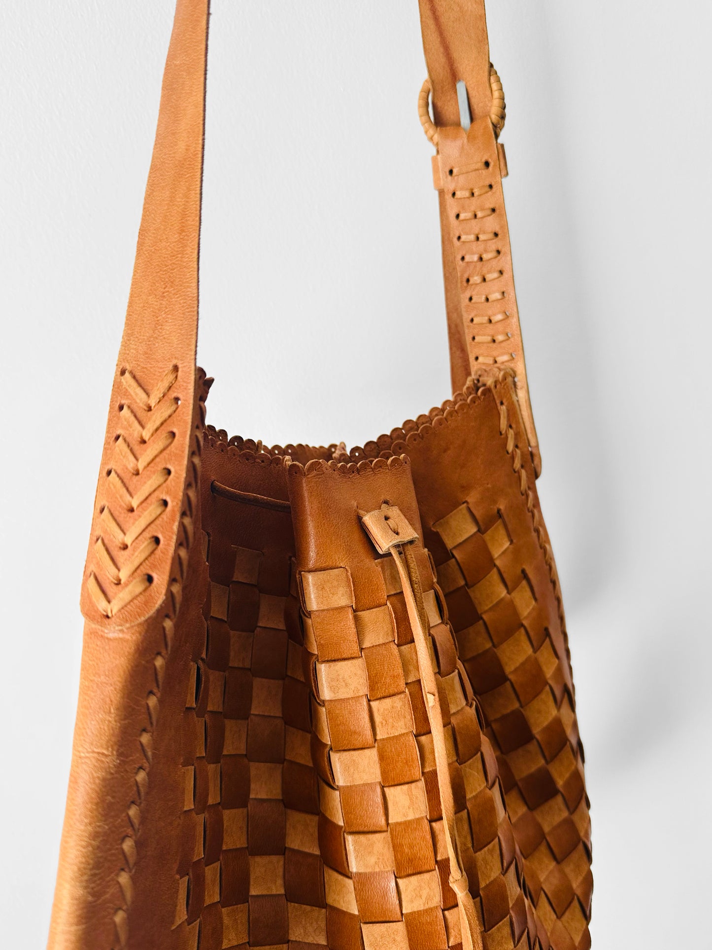 Vintage 1970s Tan Buttery Soft Basketweave Style Leather Drawstring Shoulder Bag