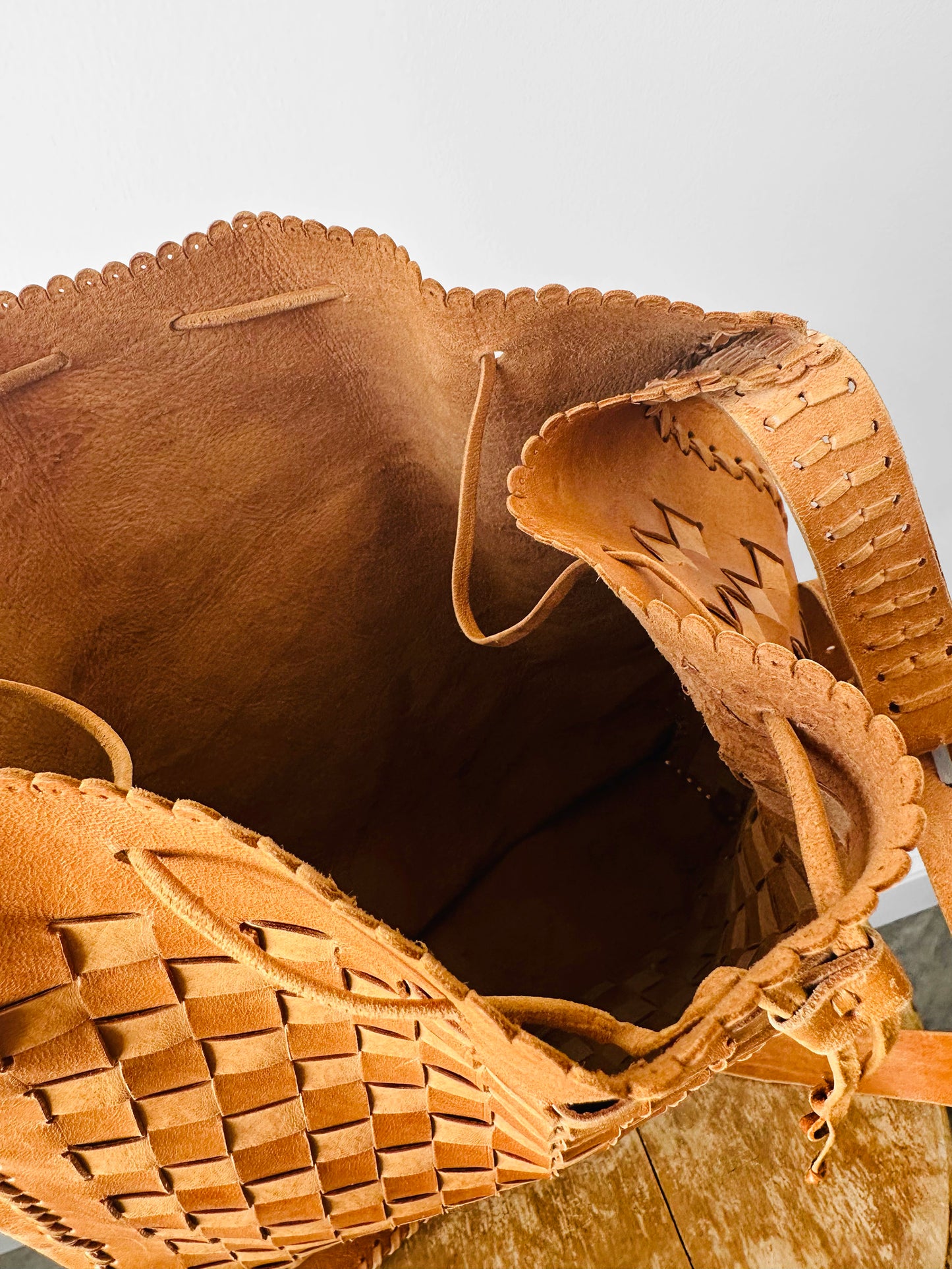 Vintage 1970s Tan Buttery Soft Basketweave Style Leather Drawstring Shoulder Bag