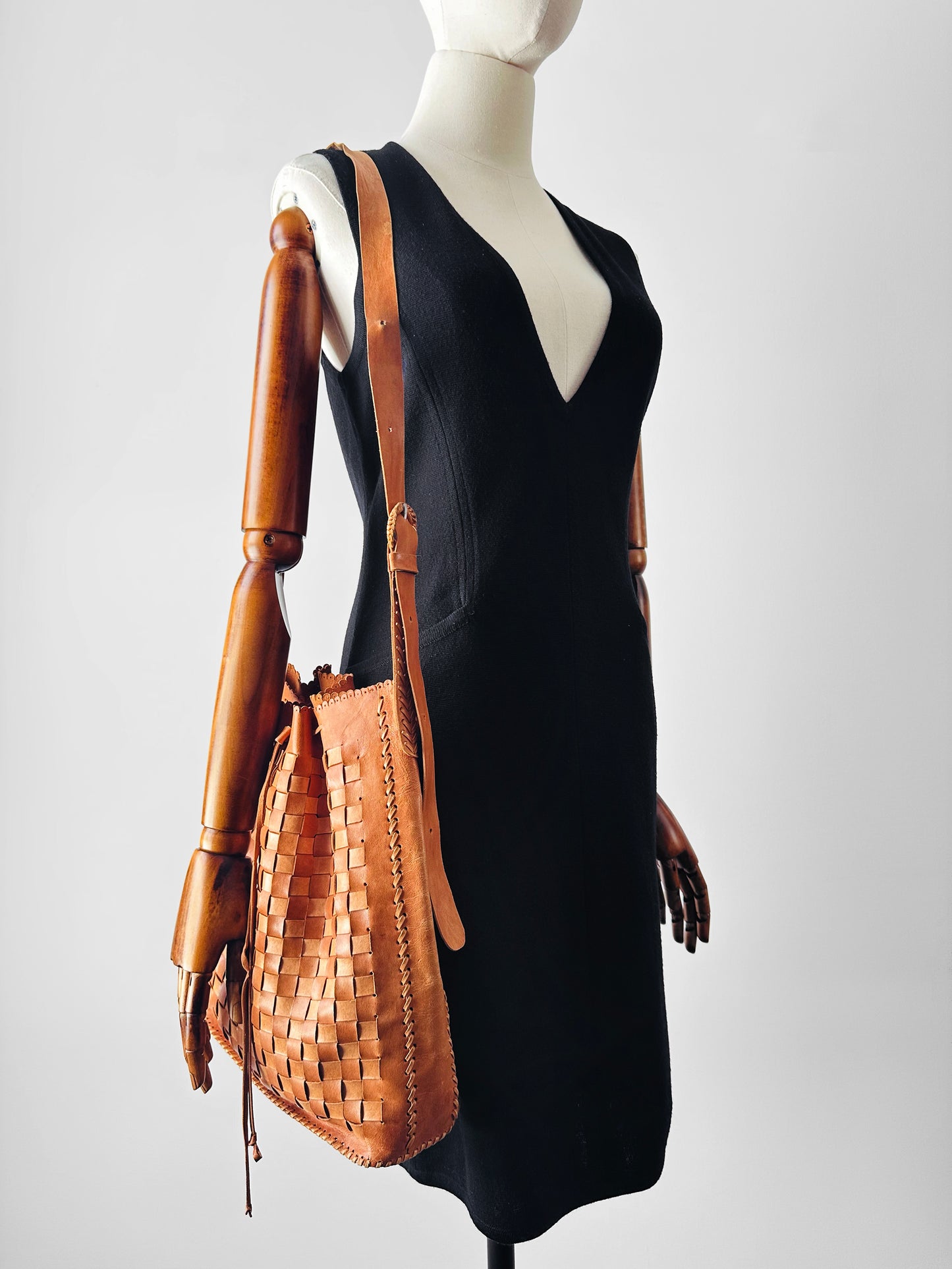 Vintage 1970s Tan Buttery Soft Basketweave Style Leather Drawstring Shoulder Bag