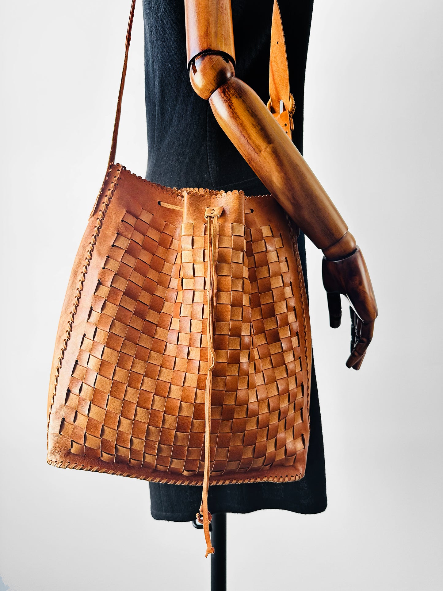 Vintage 1970s Tan Buttery Soft Basketweave Style Leather Drawstring Shoulder Bag