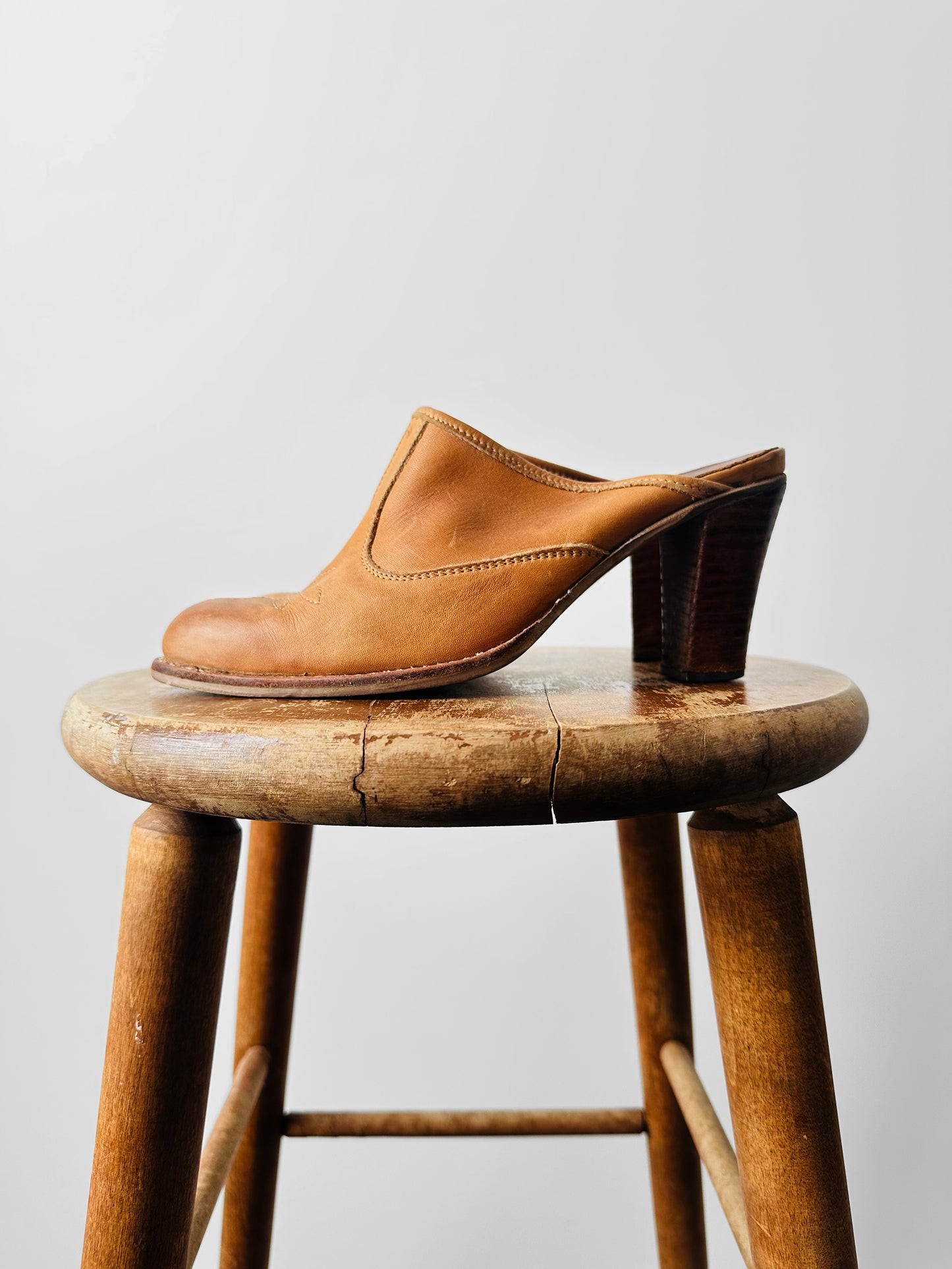 Vintage 1970s Tan Western-Style Slip-On Leather Mules with Stacked Wooden Heel - Sz. 8