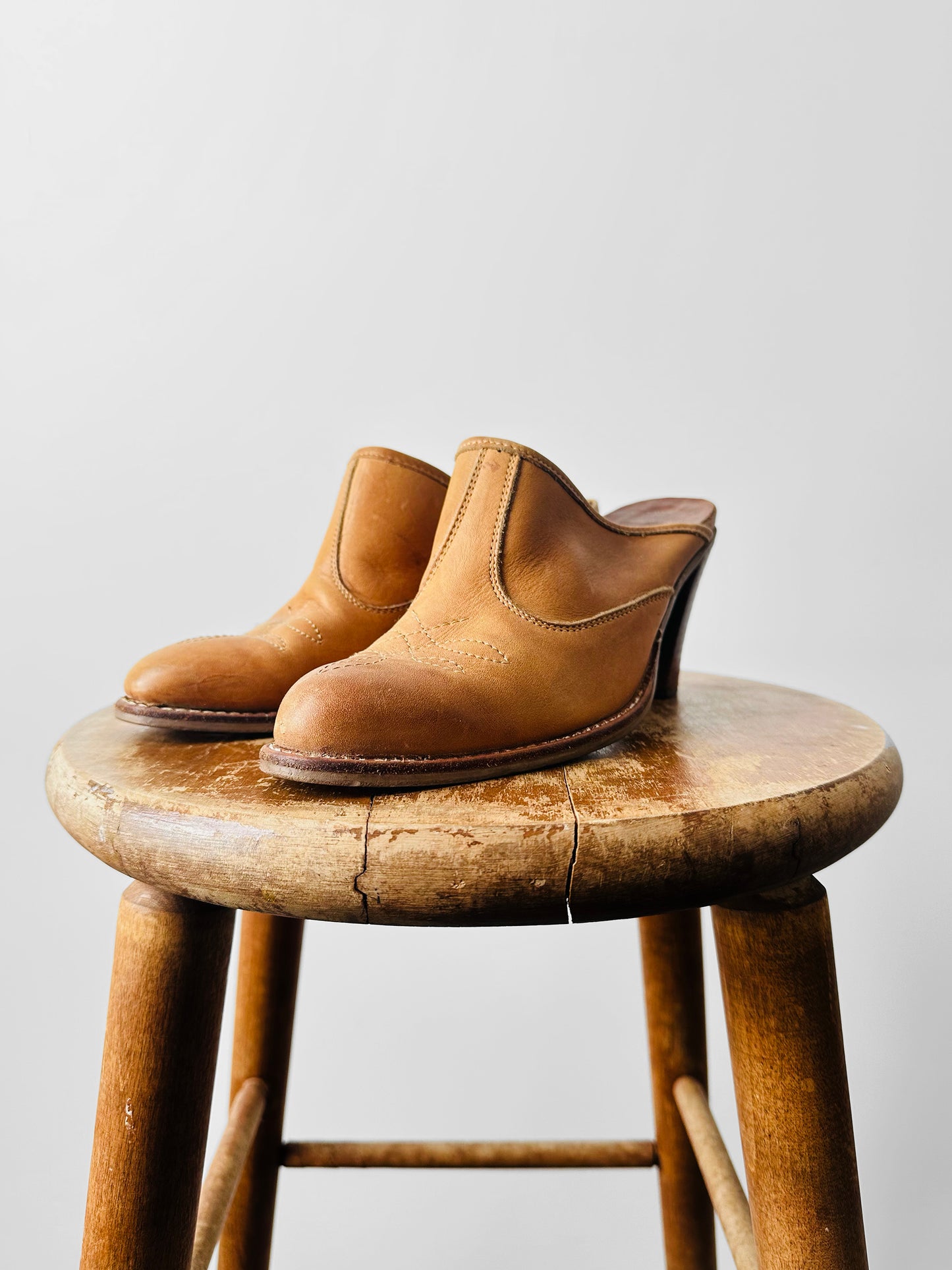 Vintage 1970s Tan Western-Style Slip-On Leather Mules with Stacked Wooden Heel - Sz. 8