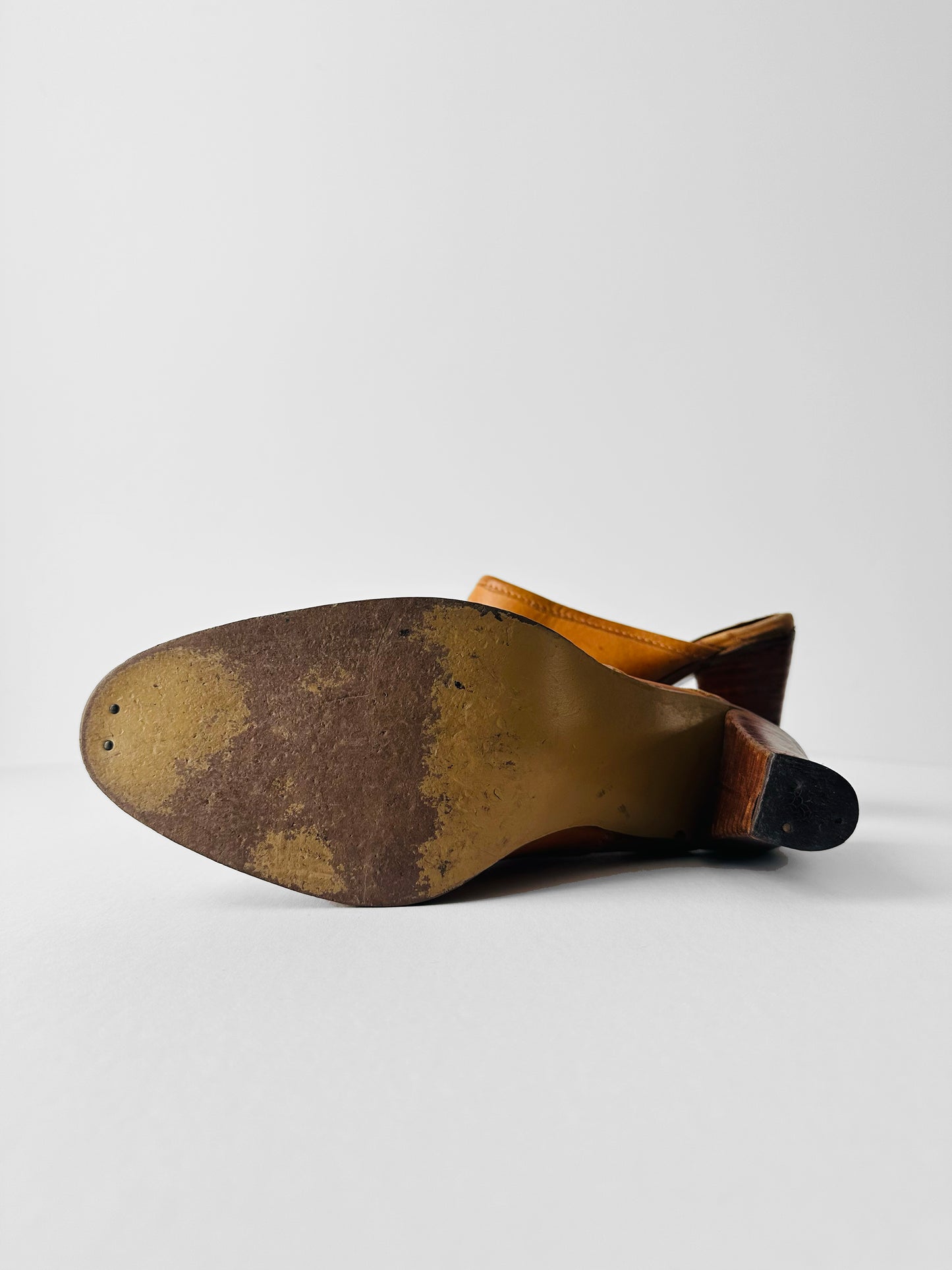Vintage 1970s Tan Western-Style Slip-On Leather Mules with Stacked Wooden Heel - Sz. 8