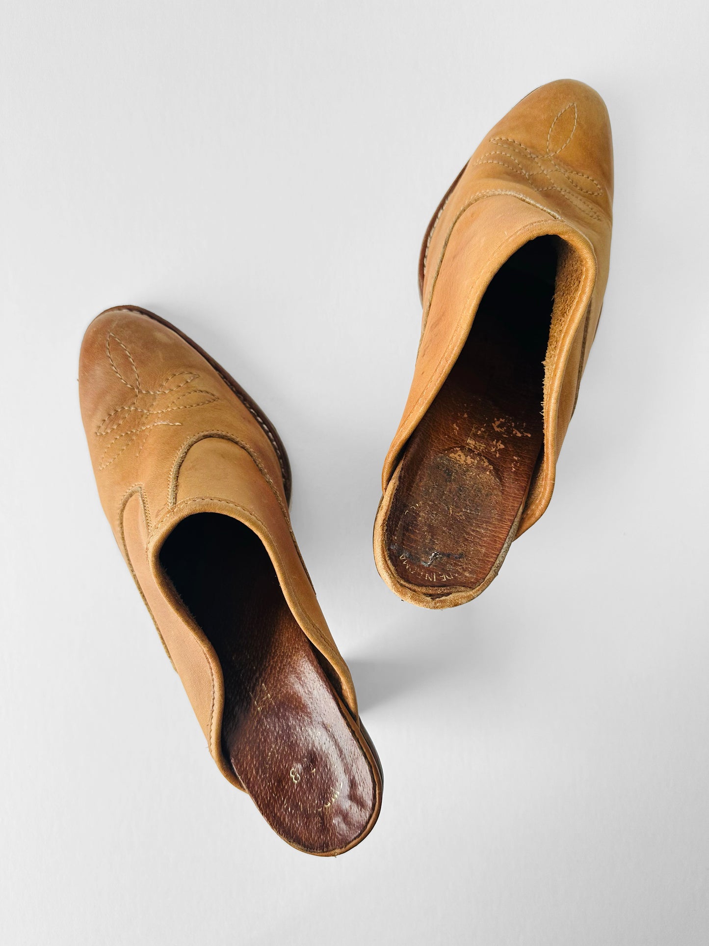 Vintage 1970s Tan Western-Style Slip-On Leather Mules with Stacked Wooden Heel - Sz. 8