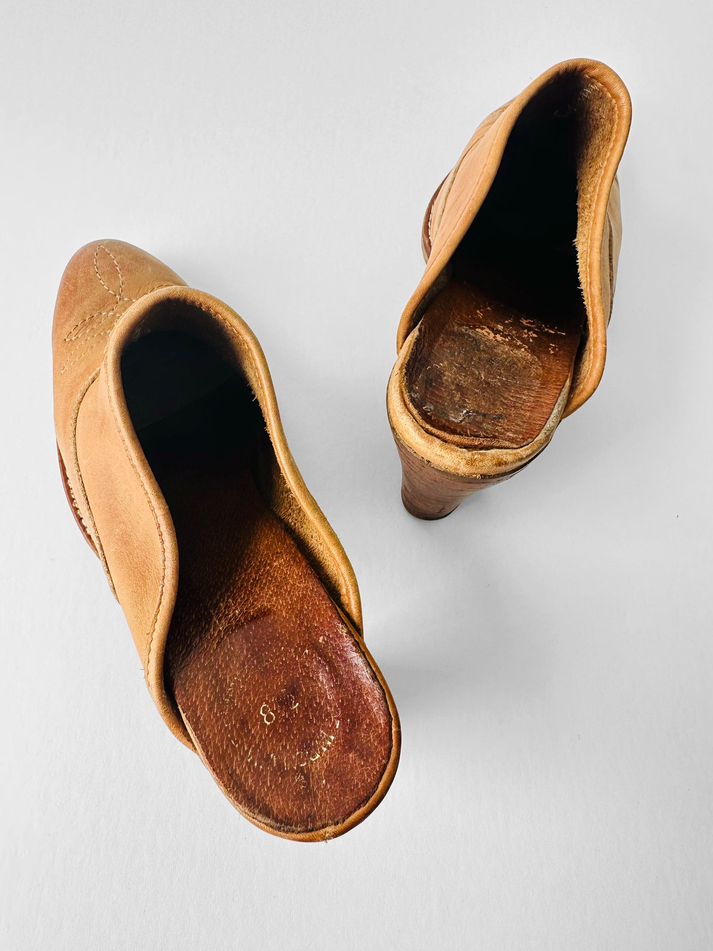 Vintage 1970s Tan Western-Style Slip-On Leather Mules with Stacked Wooden Heel - Sz. 8