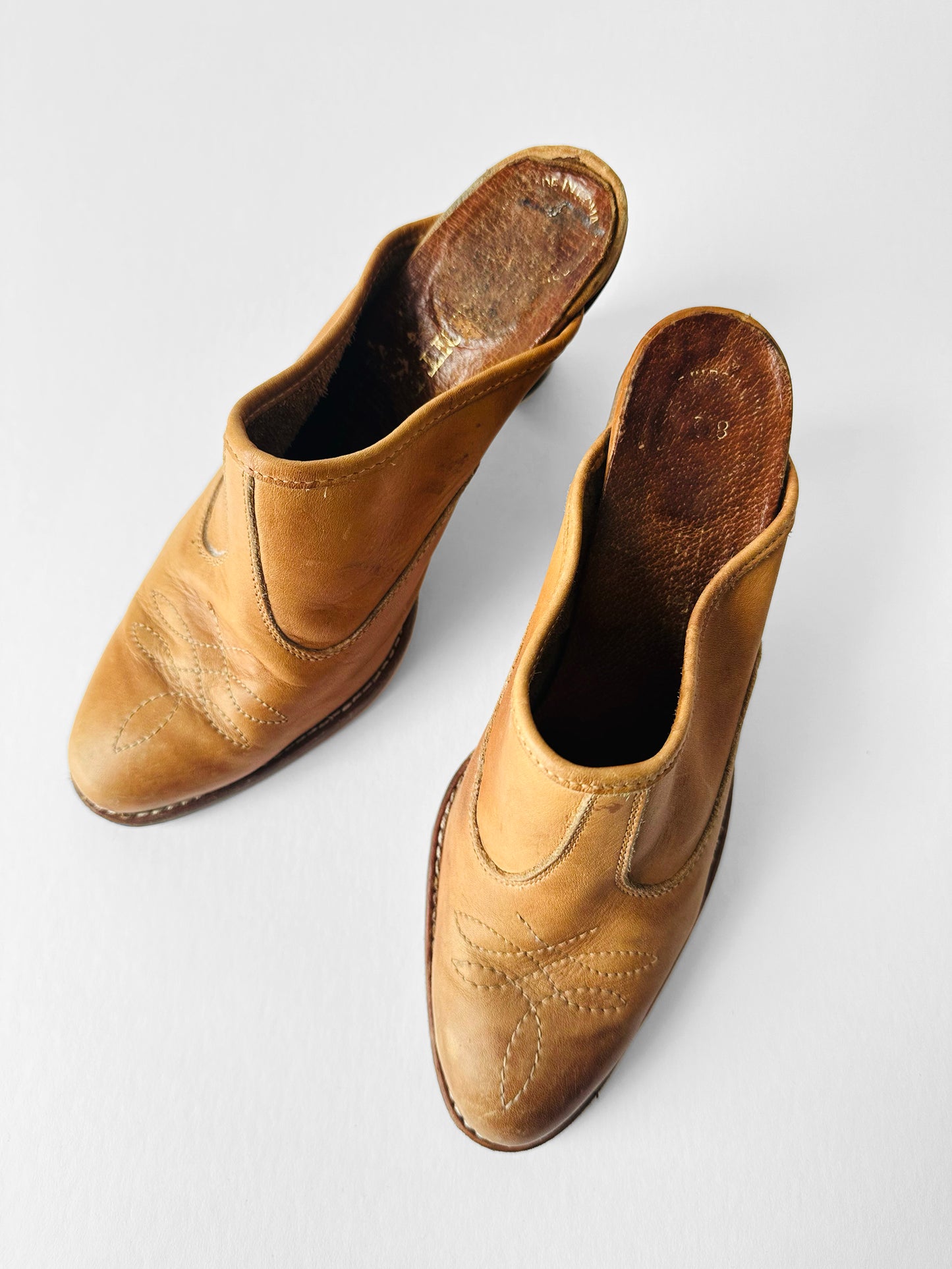 Vintage 1970s Tan Western-Style Slip-On Leather Mules with Stacked Wooden Heel - Sz. 8