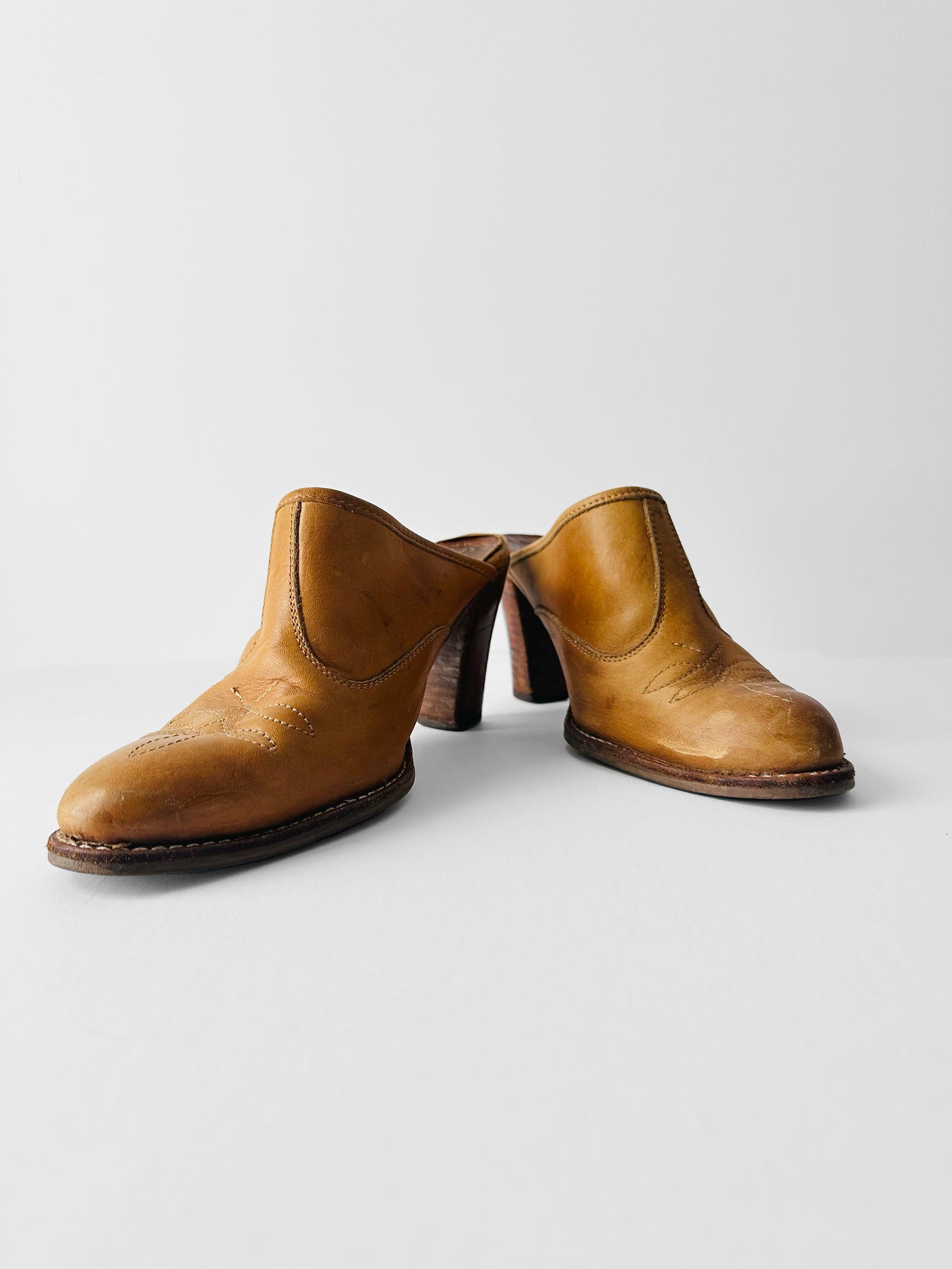 Vintage 1970s Tan Western-Style Slip-On Leather Mules with Stacked Wooden Heel - Sz. 8