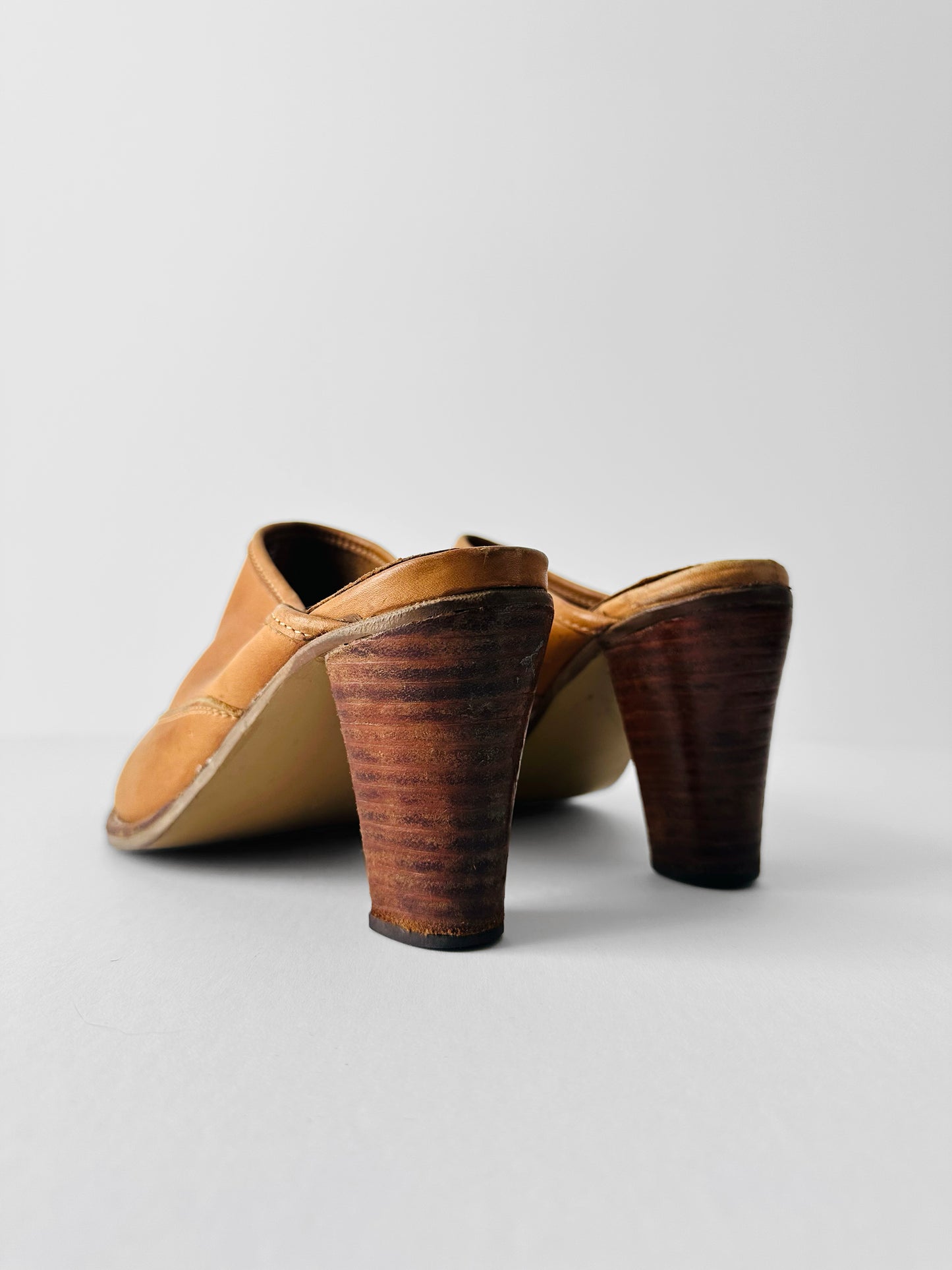 Vintage 1970s Tan Western-Style Slip-On Leather Mules with Stacked Wooden Heel - Sz. 8