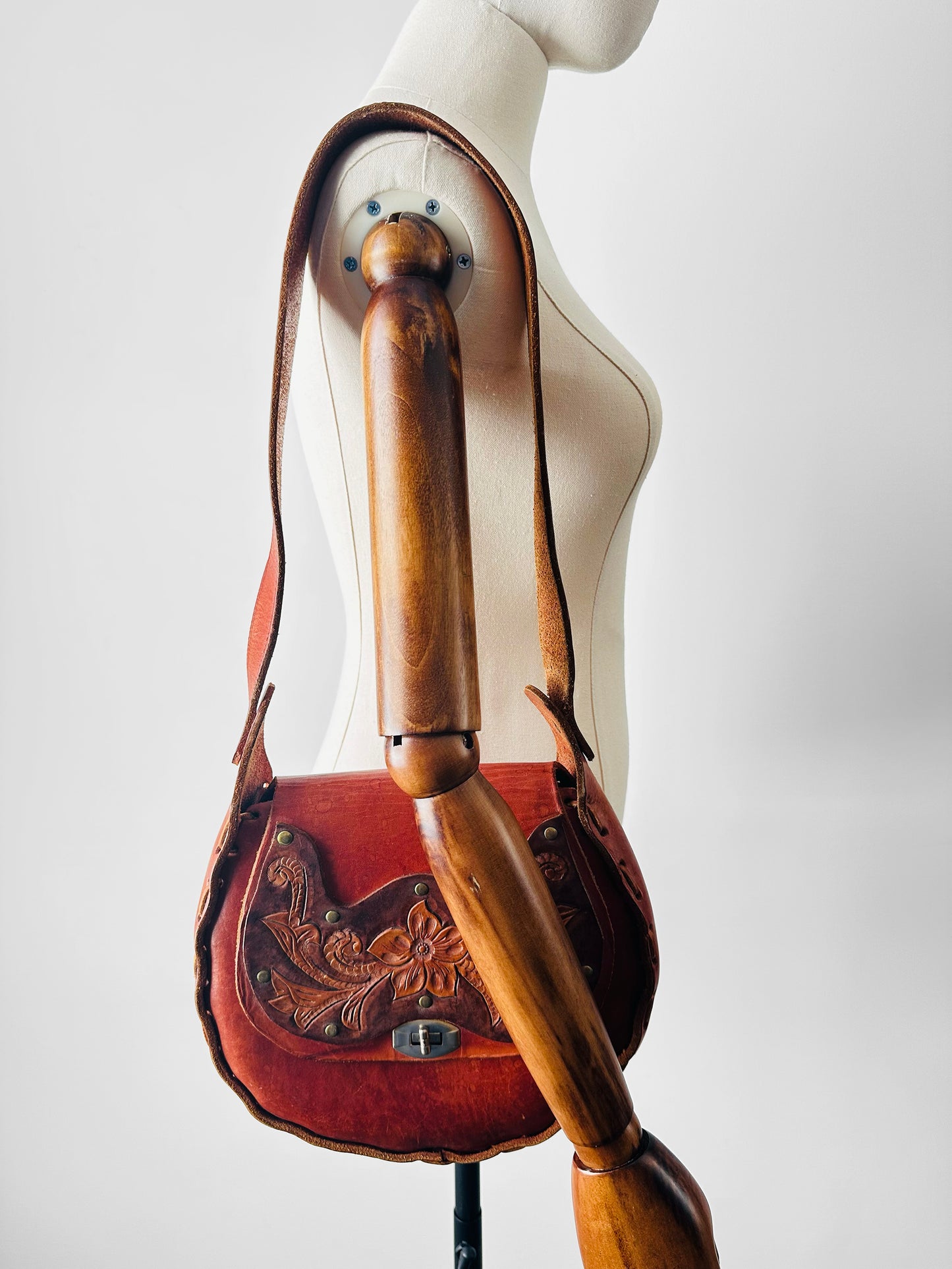 Vintage 1960s - 1970s Reddish Brown Floral Motif Tan Tooled Leather Bag