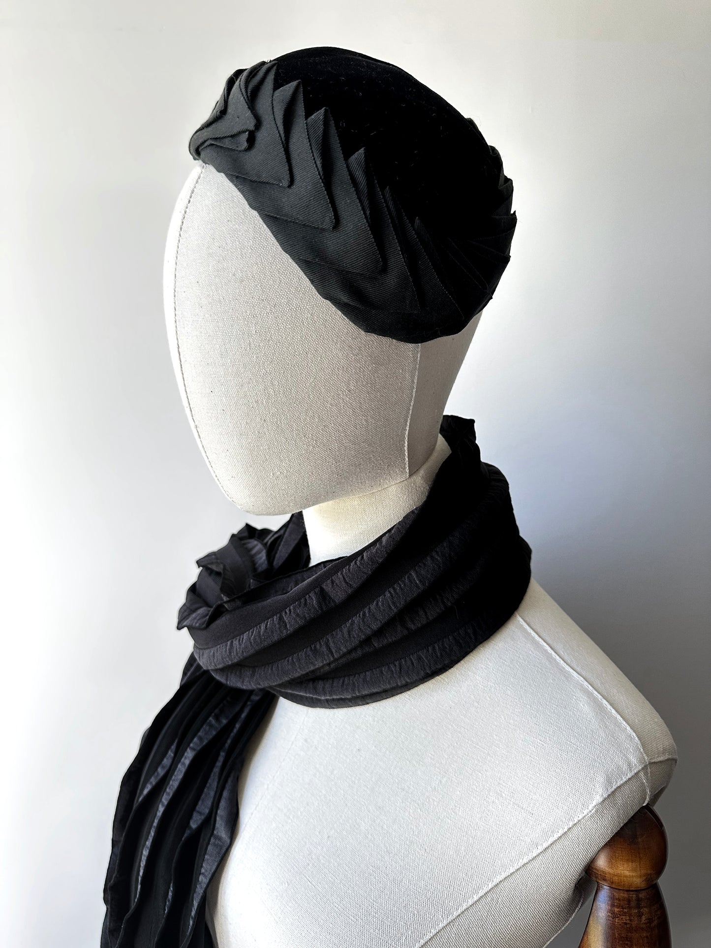 1950s - 1960s Black Velvet Ribbon Trimmed Hat - Sz. S