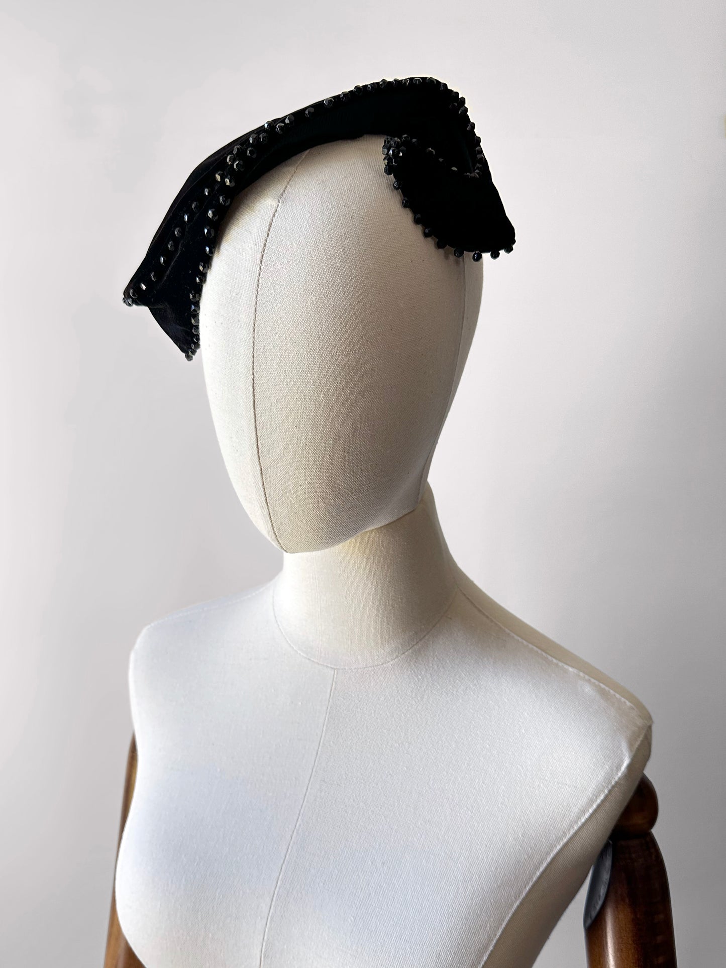 1940s - 1950s Black Bead Trimmed Velvet Hat - Sz. S
