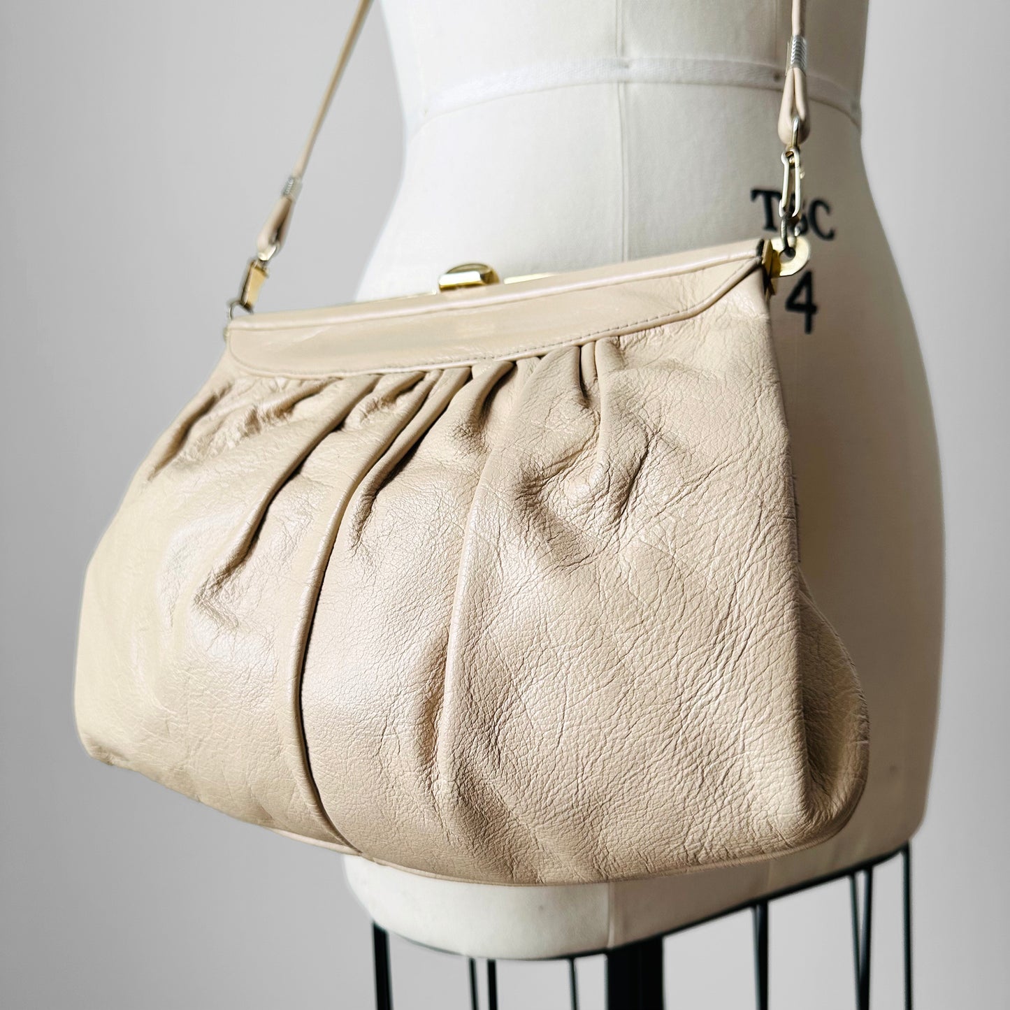 1970s - 1980s Light Beige Gold-Toned Leather Purse