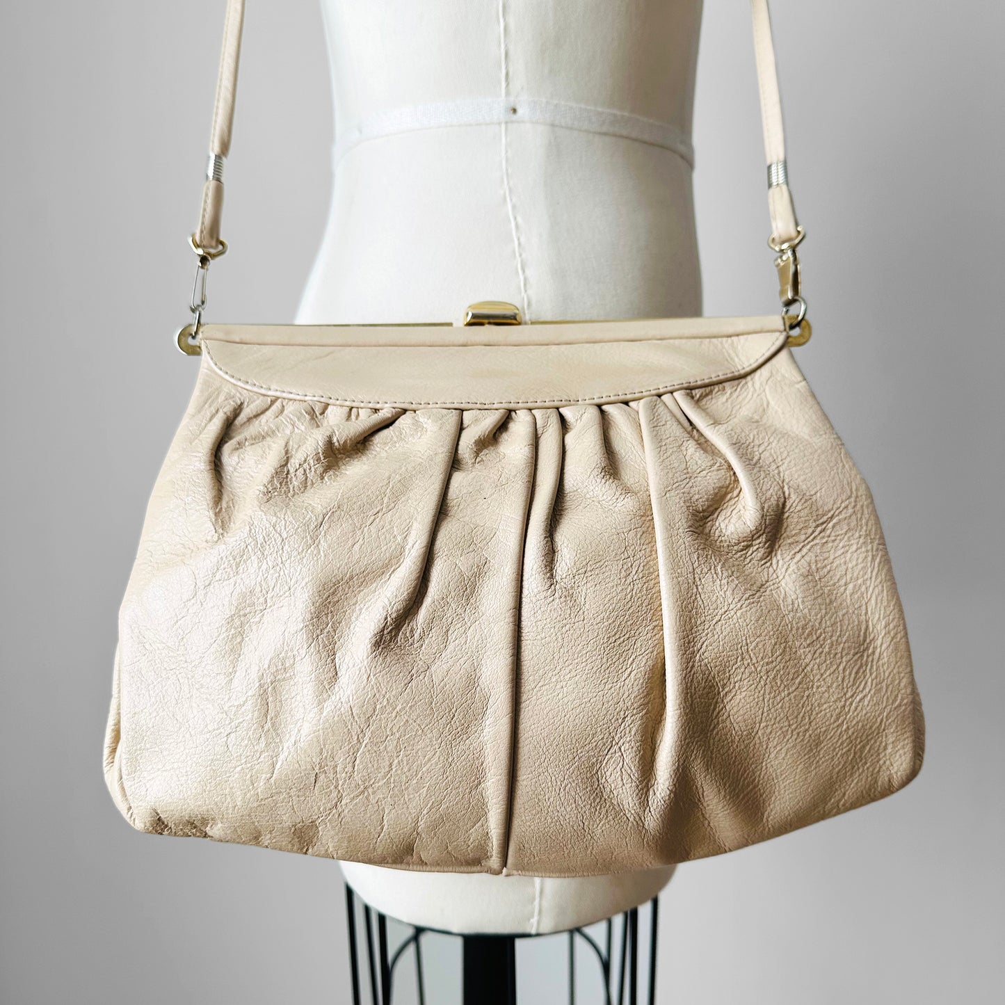 1970s - 1980s Light Beige Gold-Toned Leather Purse