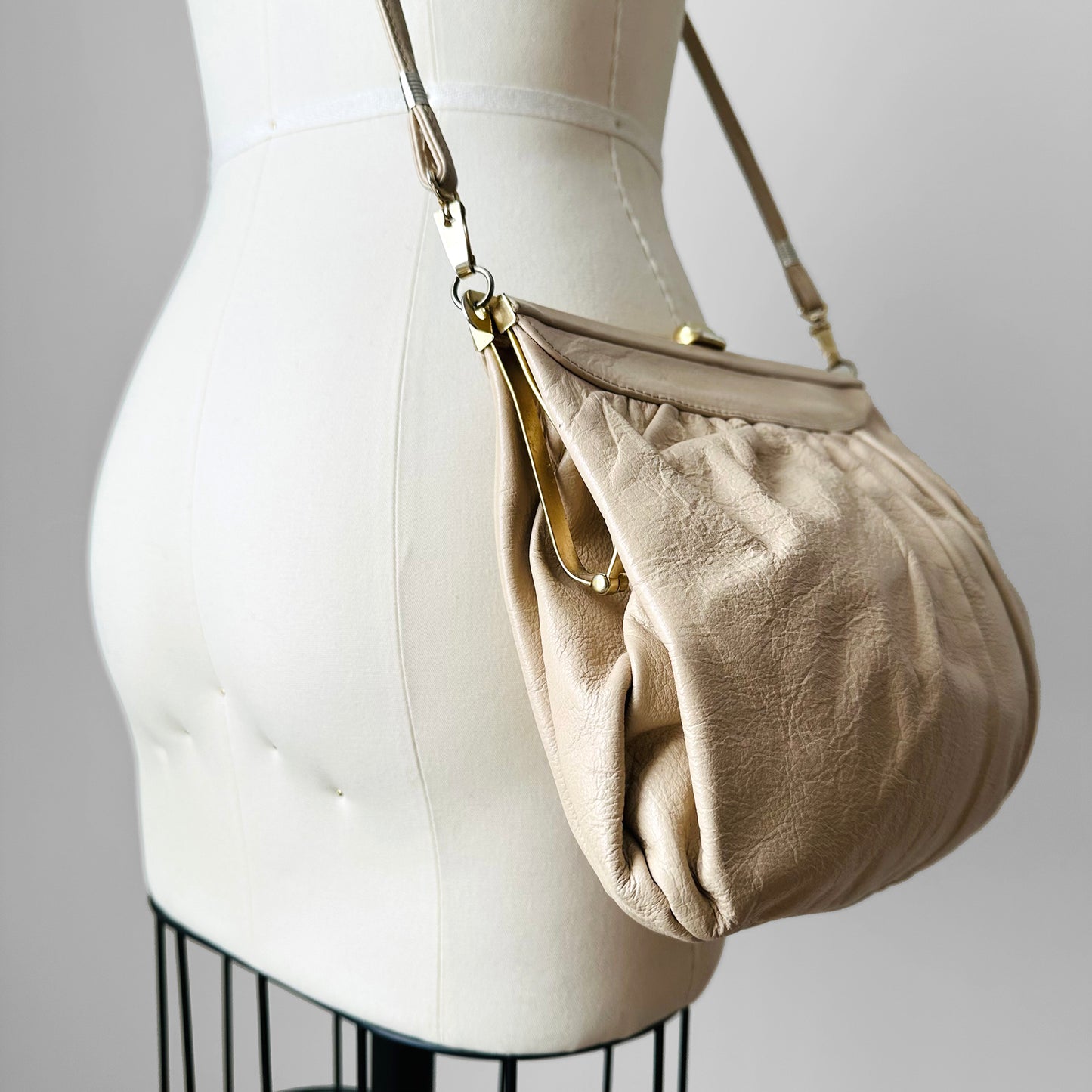 1970s - 1980s Light Beige Gold-Toned Leather Purse