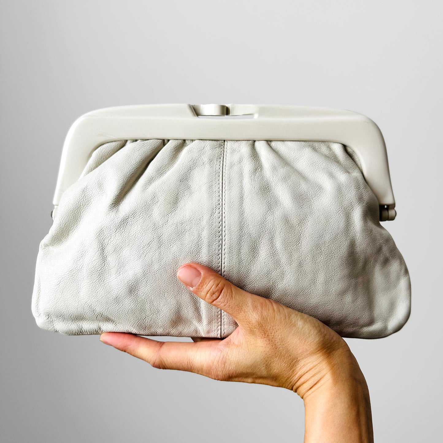 1970s - 1980s Bone White Made in Italy EATON Leather Kisslock Clutch Purse