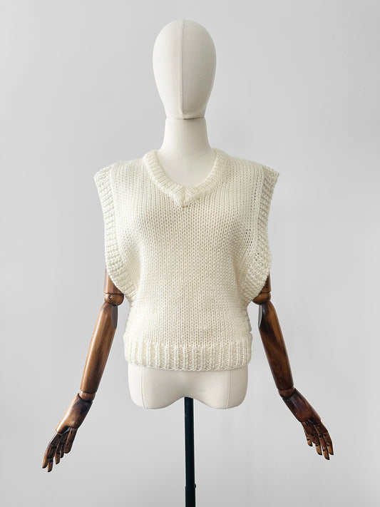 Vintage 1980s Chunky Ivory Relaxed Fit Sleeveless V-Neck Vest Knit Top - Sz. S/M