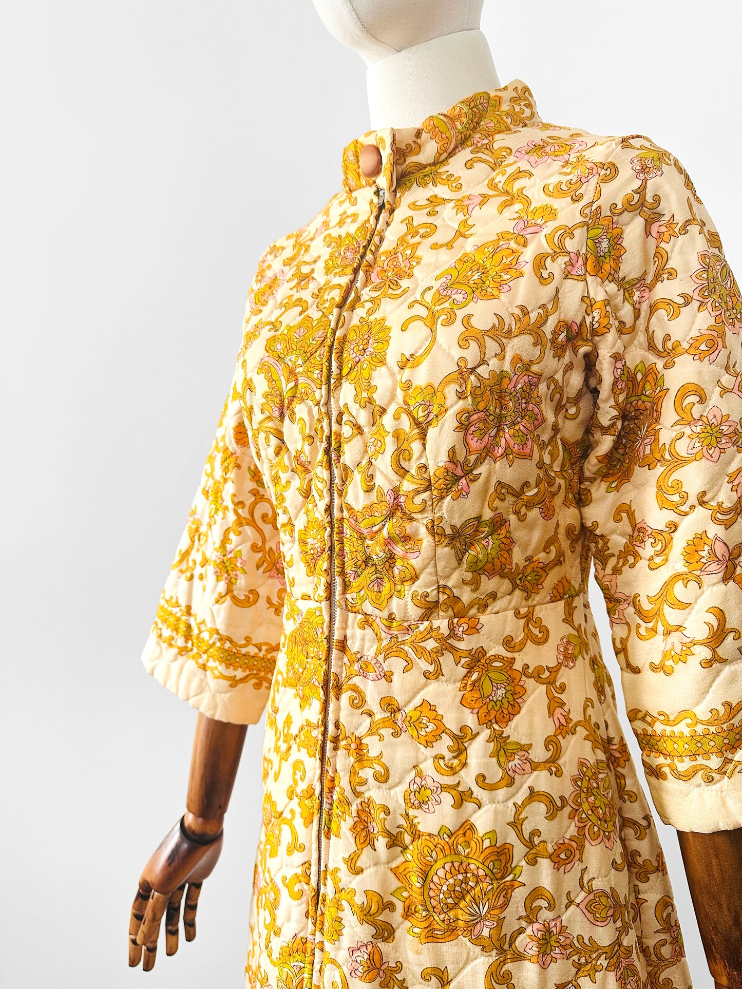 Vintage 1960s Golden Yellow Paisley Floral Patterned Zip-Front Quilted House Dress - Sz. S/M