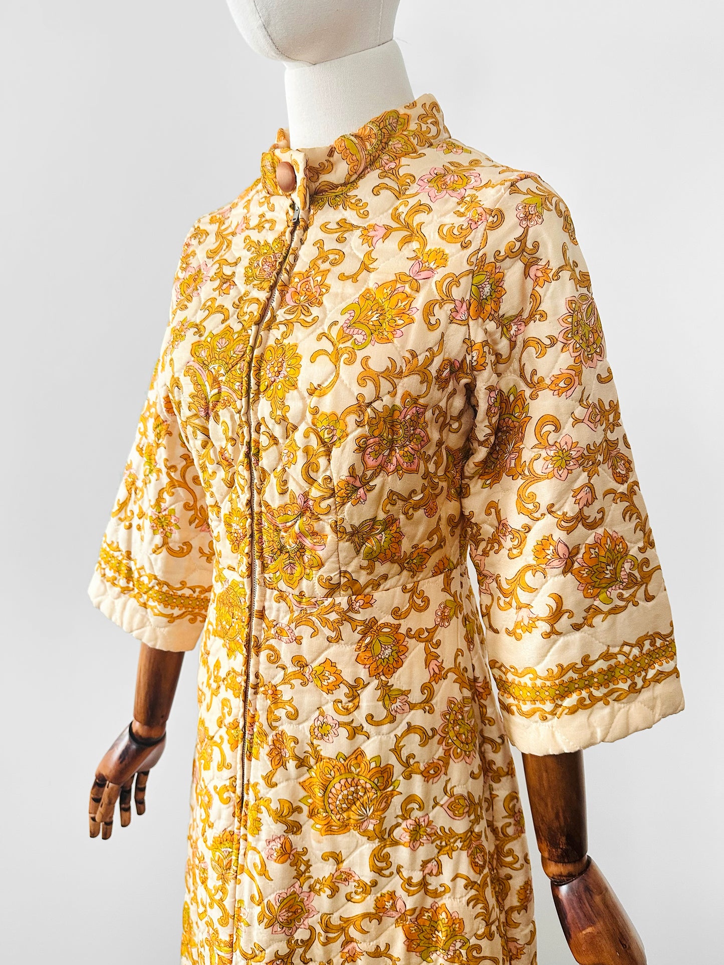 Vintage 1960s Golden Yellow Paisley Floral Patterned Zip-Front Quilted House Dress - Sz. S/M