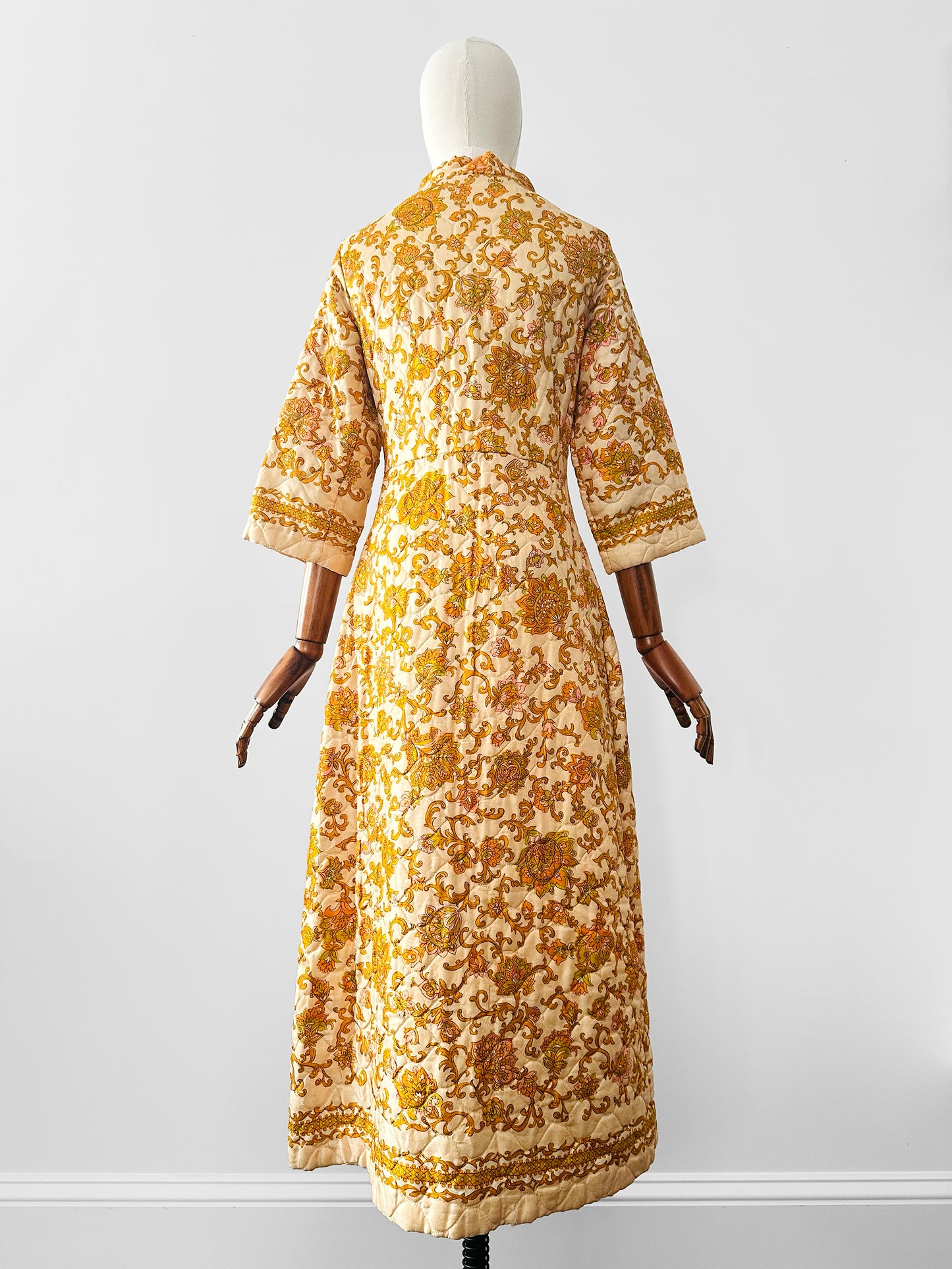 Vintage 1960s Golden Yellow Paisley Floral Patterned Zip-Front Quilted House Dress - Sz. S/M