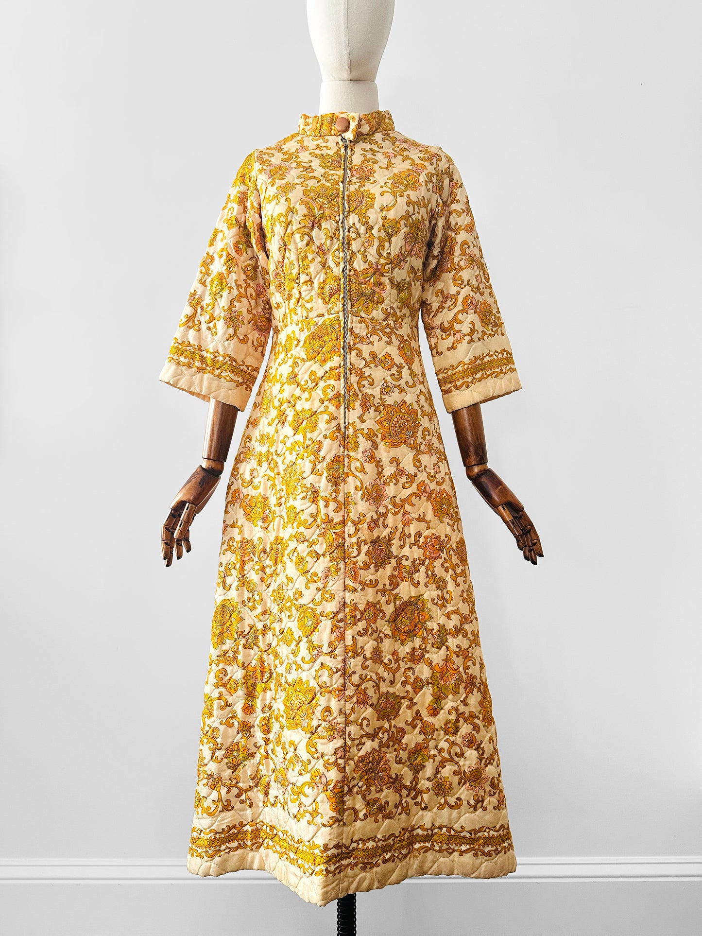 Vintage 1960s Golden Yellow Paisley Floral Patterned Zip-Front Quilted House Dress - Sz. S/M