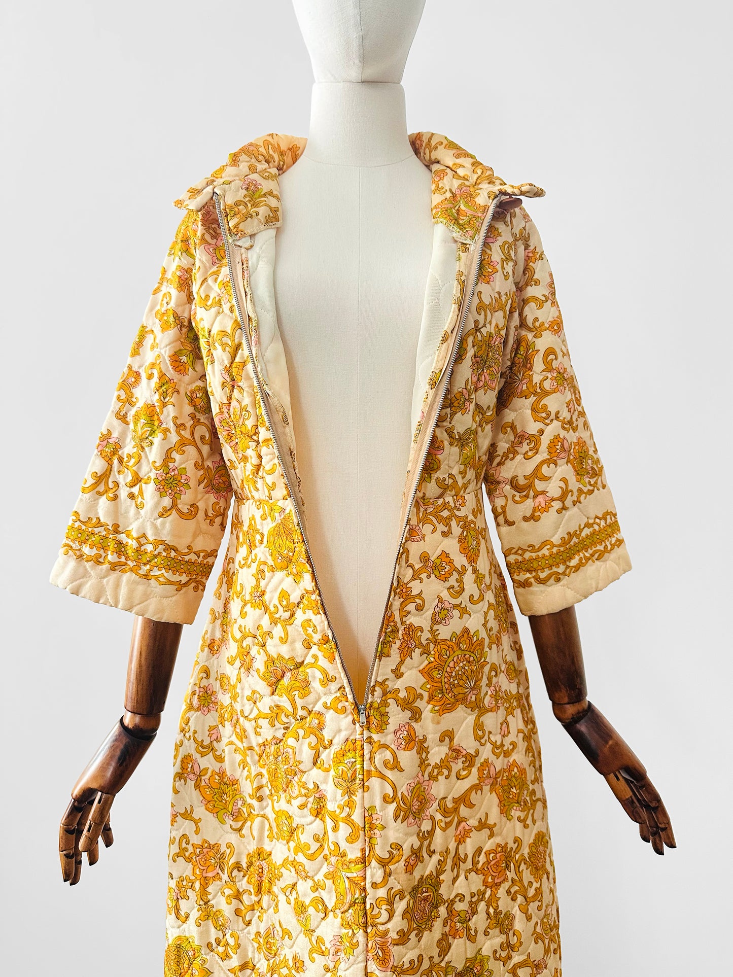 Vintage 1960s Golden Yellow Paisley Floral Patterned Zip-Front Quilted House Dress - Sz. S/M