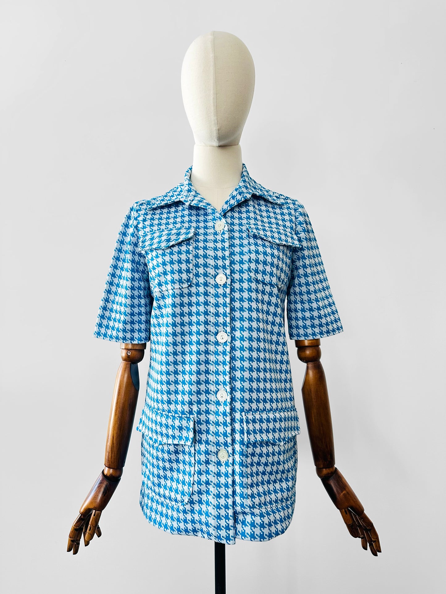 Vintage 1960s Sky Blue and White Houndstooth Print Short Sleeve Button Up Collared Shirt - Sz. S