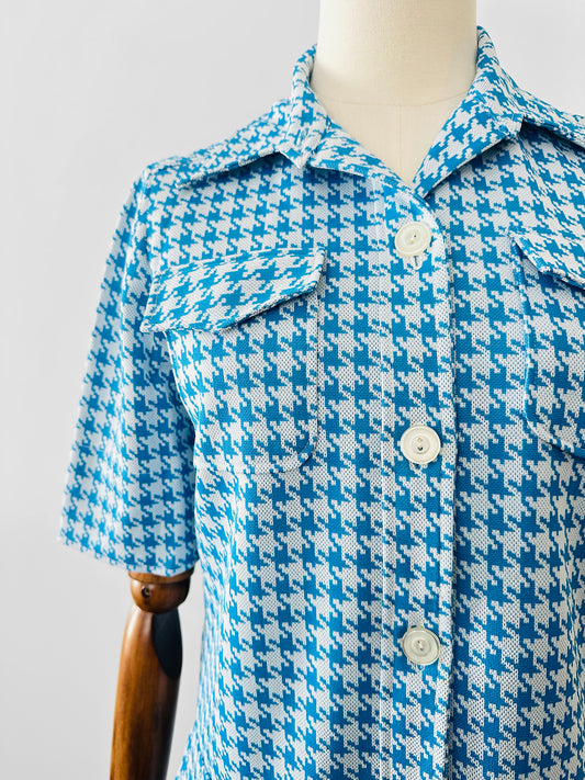 Vintage 1960s Sky Blue and White Houndstooth Print Short Sleeve Button Up Collared Shirt - Sz. S
