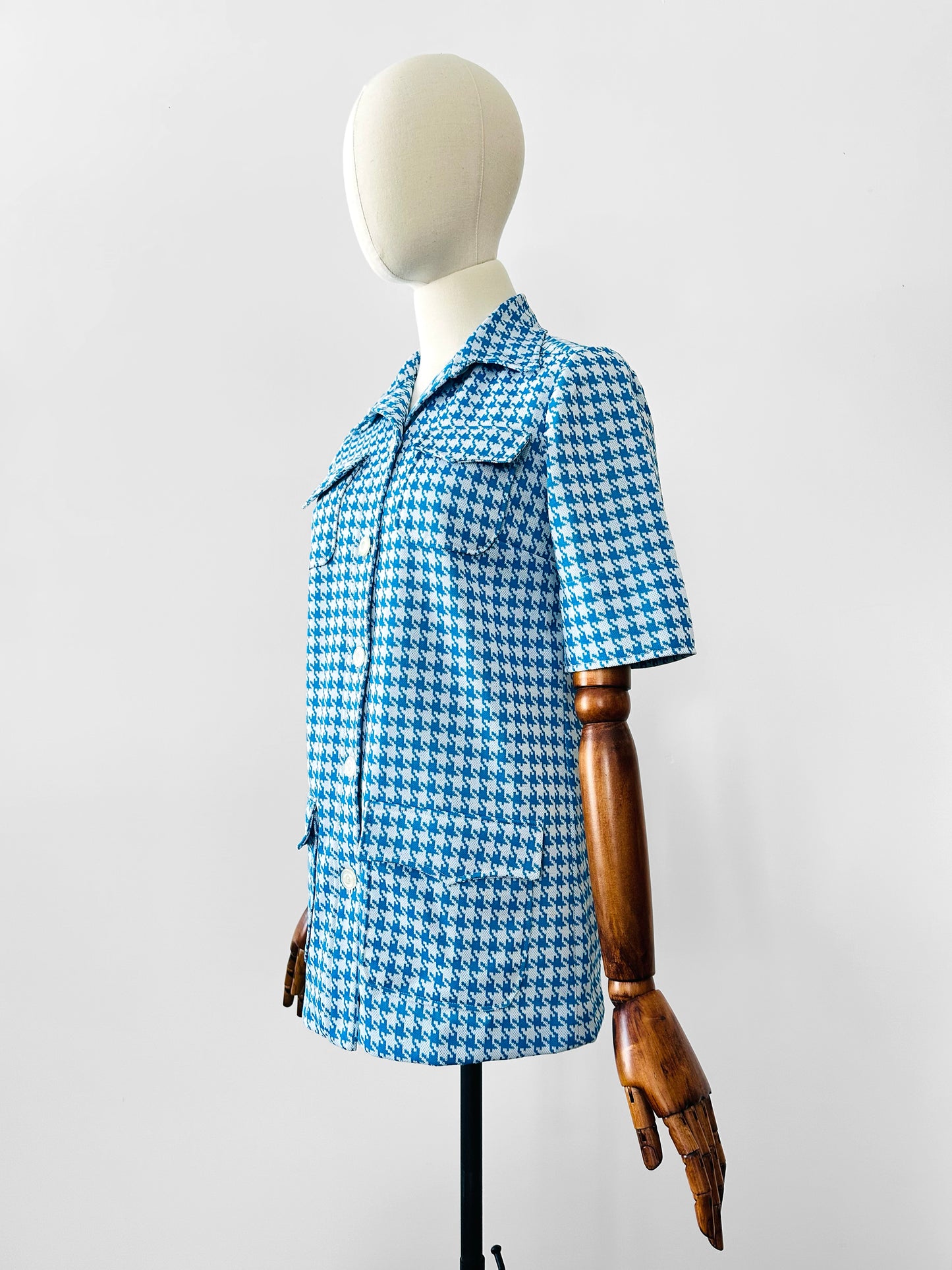 Vintage 1960s Sky Blue and White Houndstooth Print Short Sleeve Button Up Collared Shirt - Sz. S