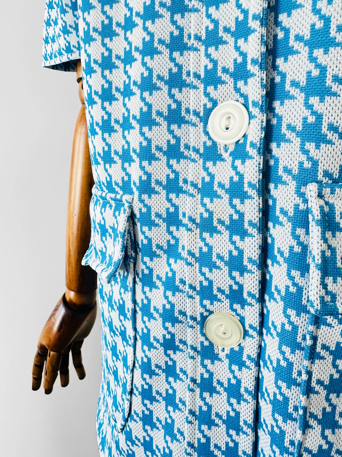 Vintage 1960s Sky Blue and White Houndstooth Print Short Sleeve Button Up Collared Shirt - Sz. S