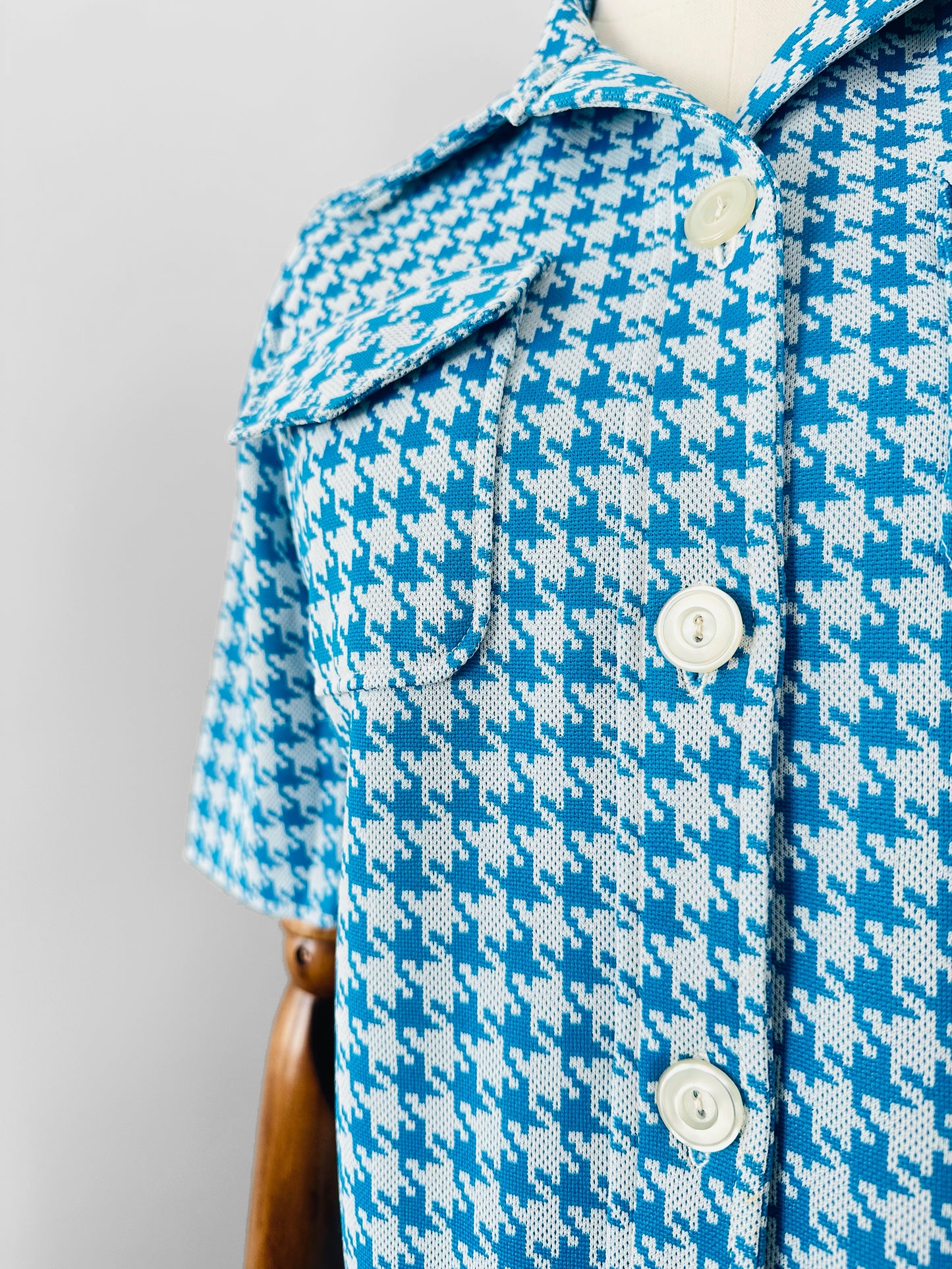 Vintage 1960s Sky Blue and White Houndstooth Print Short Sleeve Button Up Collared Shirt - Sz. S