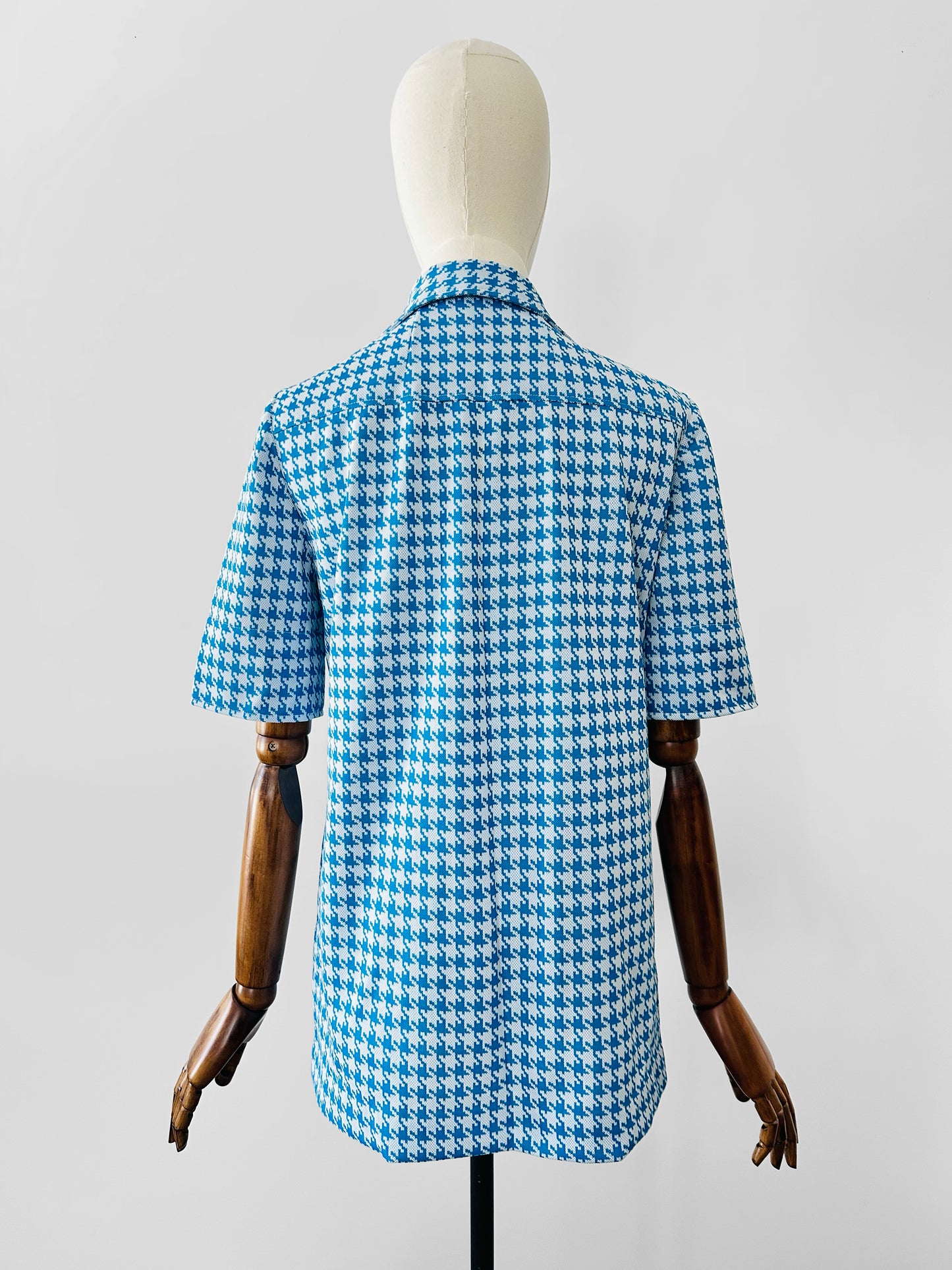 Vintage 1960s Sky Blue and White Houndstooth Print Short Sleeve Button Up Collared Shirt - Sz. S