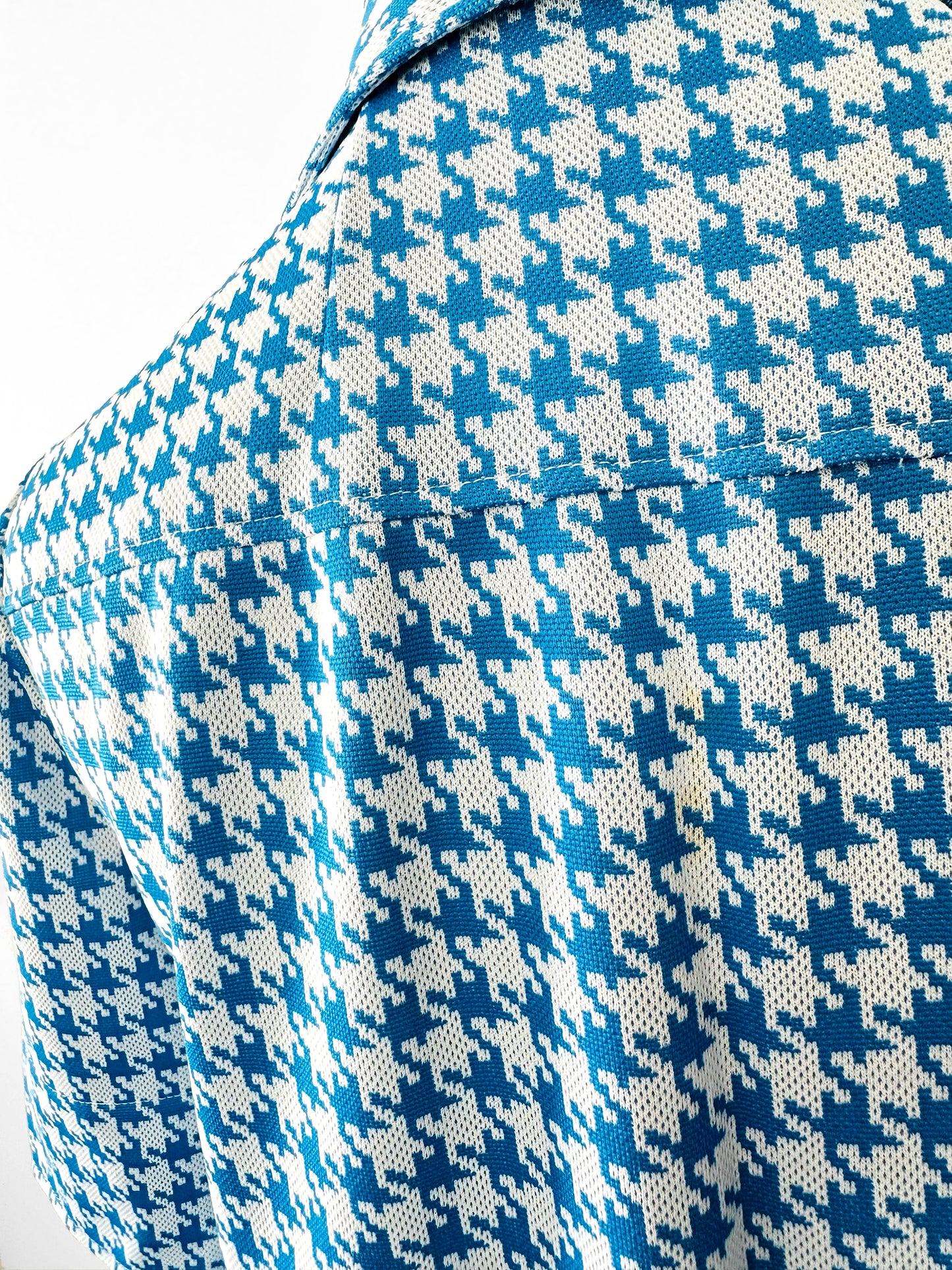Vintage 1960s Sky Blue and White Houndstooth Print Short Sleeve Button Up Collared Shirt - Sz. S