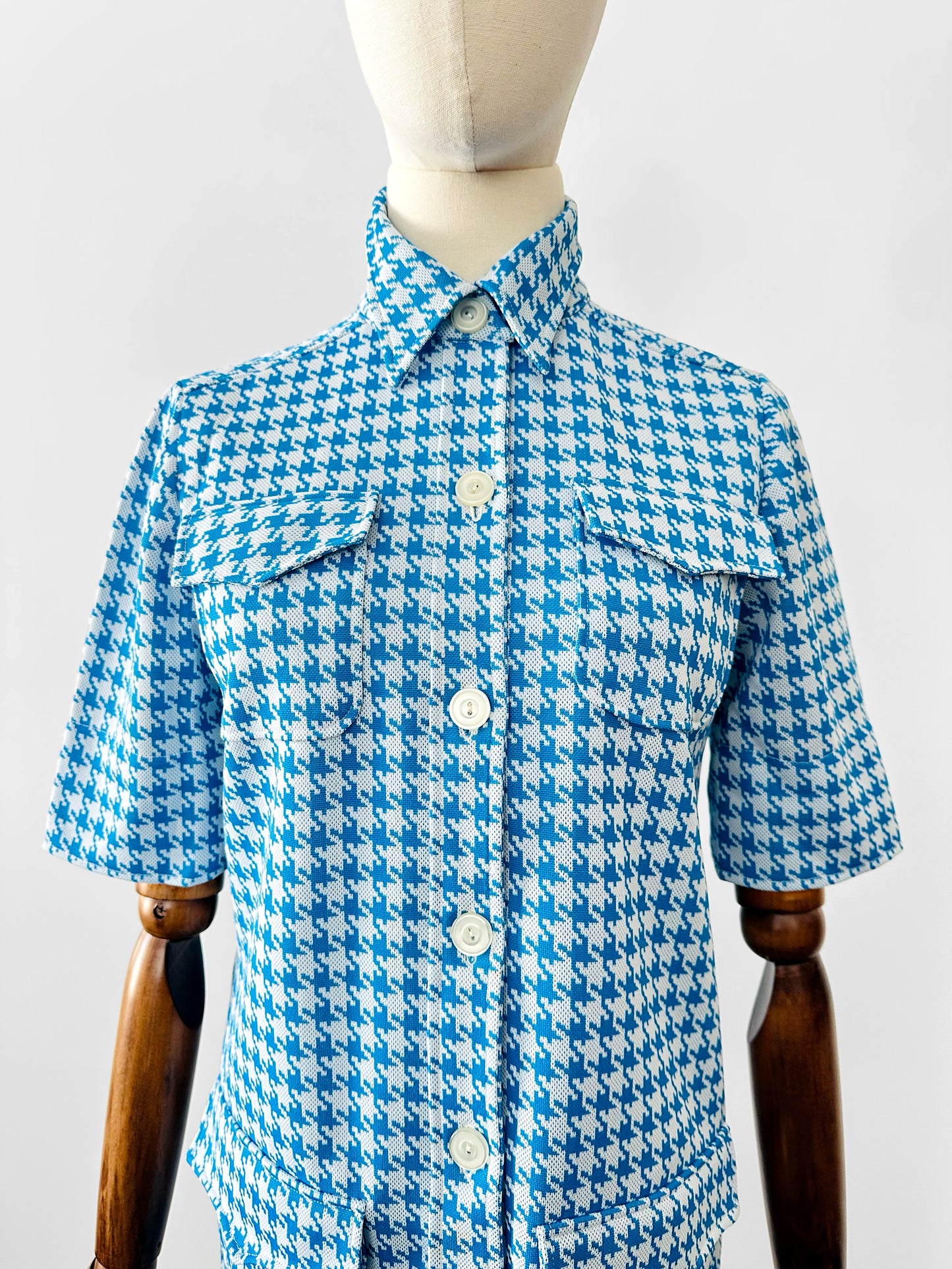 Vintage 1960s Sky Blue and White Houndstooth Print Short Sleeve Button Up Collared Shirt - Sz. S